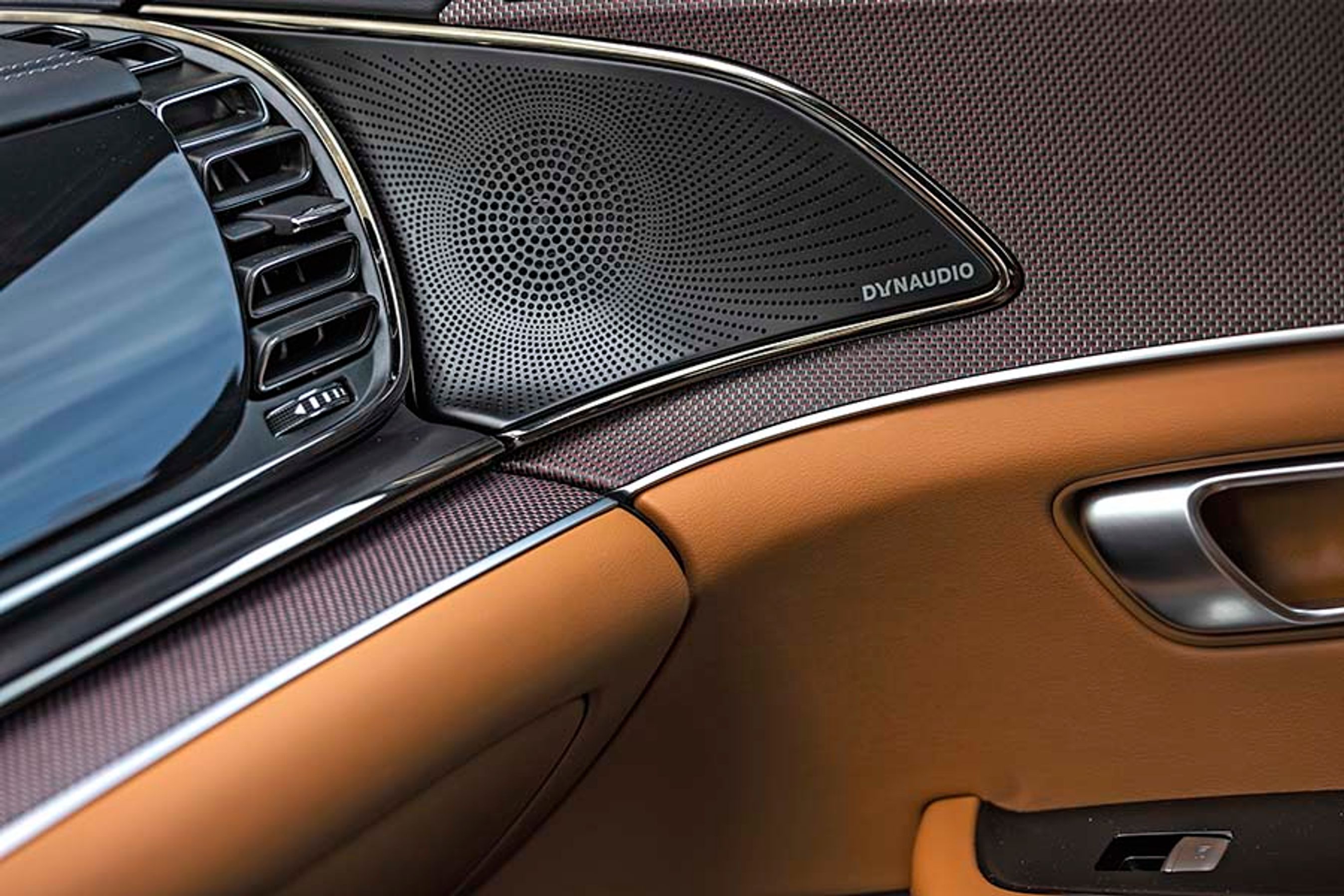 Dynaudio, der fremstilles i Danmark, men er kinesisk ejet, har stået for musikanlægget, og det ser både flot ud og lyder glimrende. Det er standard.