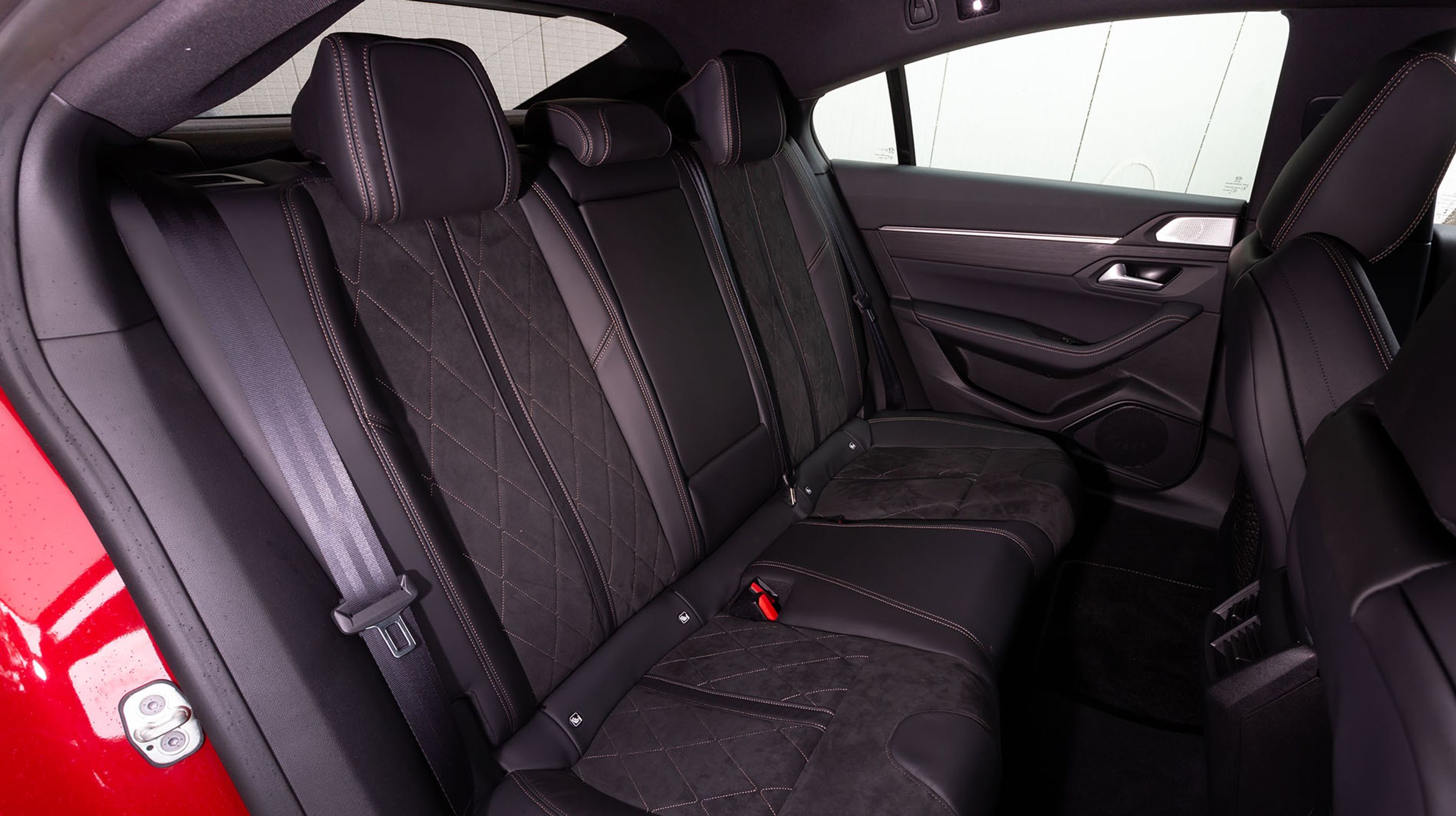 Der er fornem benplads på bagsæderne. Men den faldende taglinje kan tage lidt loftshøjde fra højde personer.