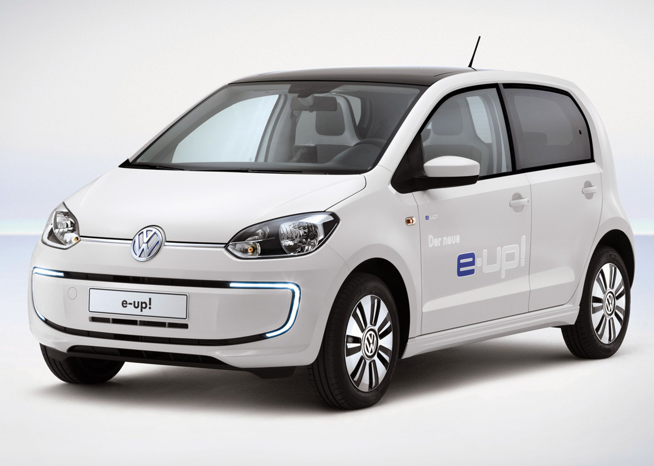 Den elektriske Up har fået et mere vindglat karrosseri end den almindelige model og det særlige, blå kørelys bøjet rundt om kofangeren. 