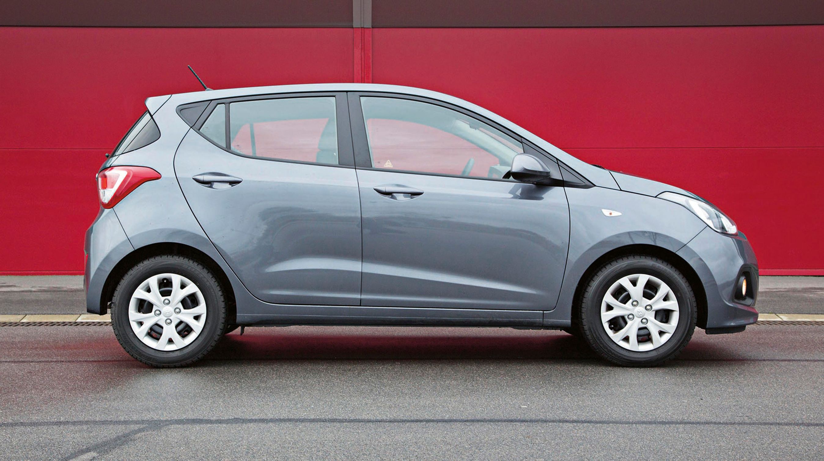 Hyundai i10 fås kun i én karrosserivariant med fem døre og stor, tophængslet bagklap.