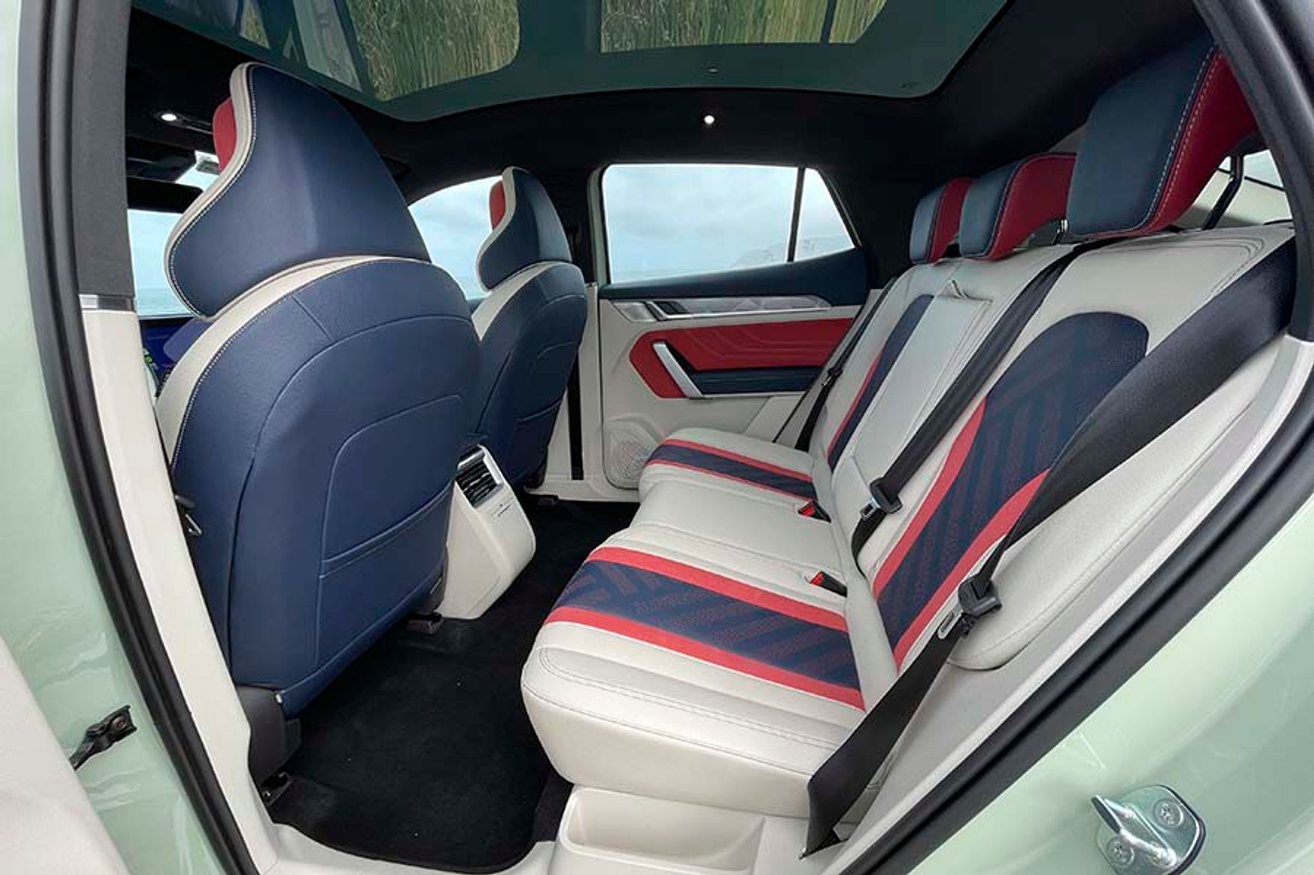 Kabineindtrækket er lige så friskt som det udvendige design, i hvert fald i denne stribede udgave. Betrækket er en kombination af læder og kunststof.