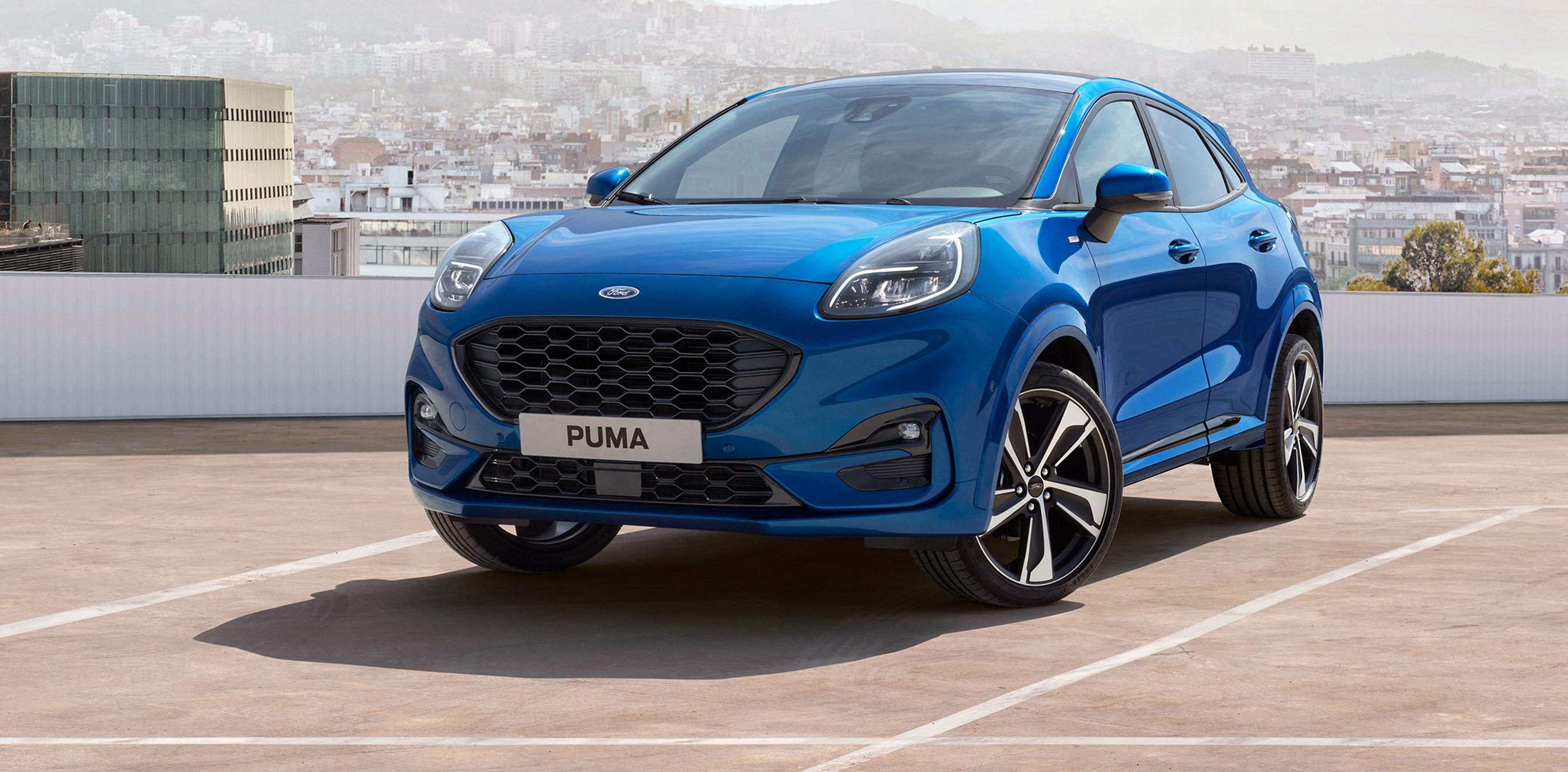 De store forlygter giver bilen en front, der ser glad og smilende ud. Store dele af bilen er identisk med Fiesta, bl.a. taget og forruden.