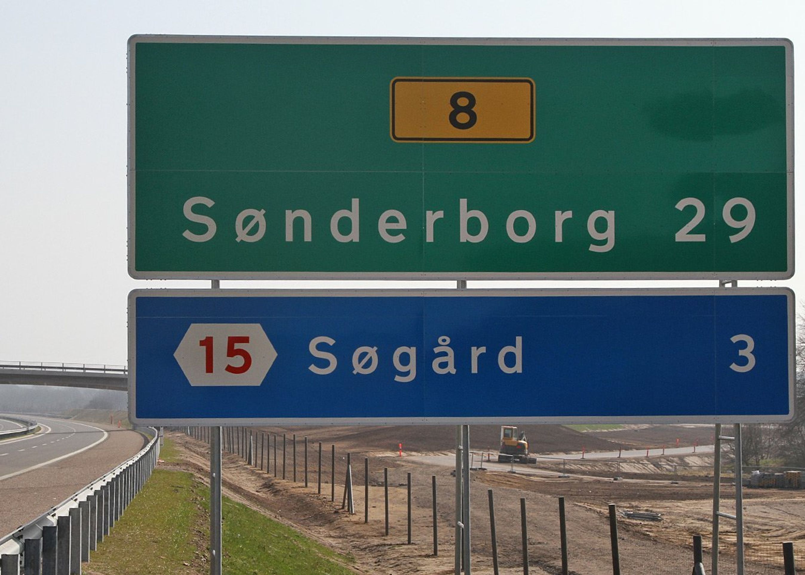 Fra motorvejskryds Kliplev er der godt 29 km til Sønderborg centrum, heraf de 26 km ad den nye motorvej. Motorvejen har rutenummer 8.