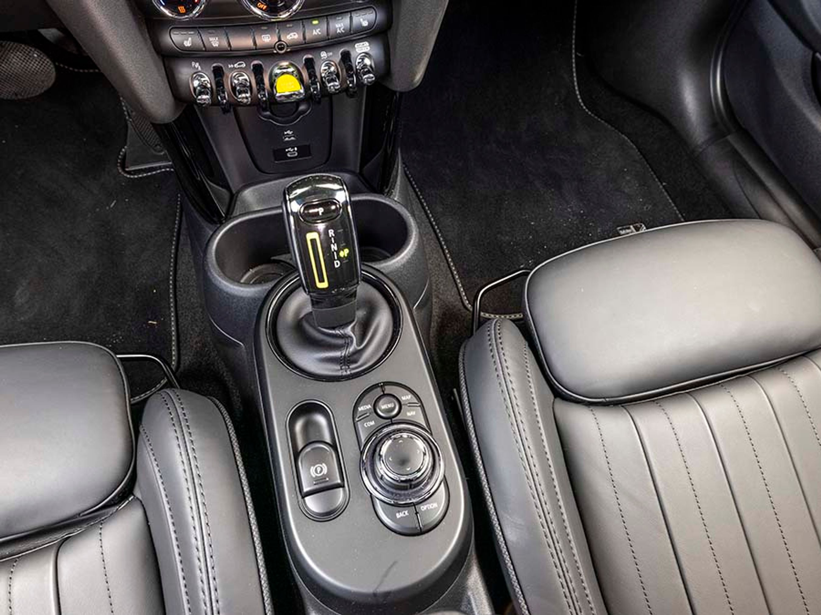 Gearskiftet i en benzin-Mini er en del af køreoplevelsen, i den elektriske udgave er denne store gearvælger placeret lige ved den gule startknap. Let at finde og betjene. 