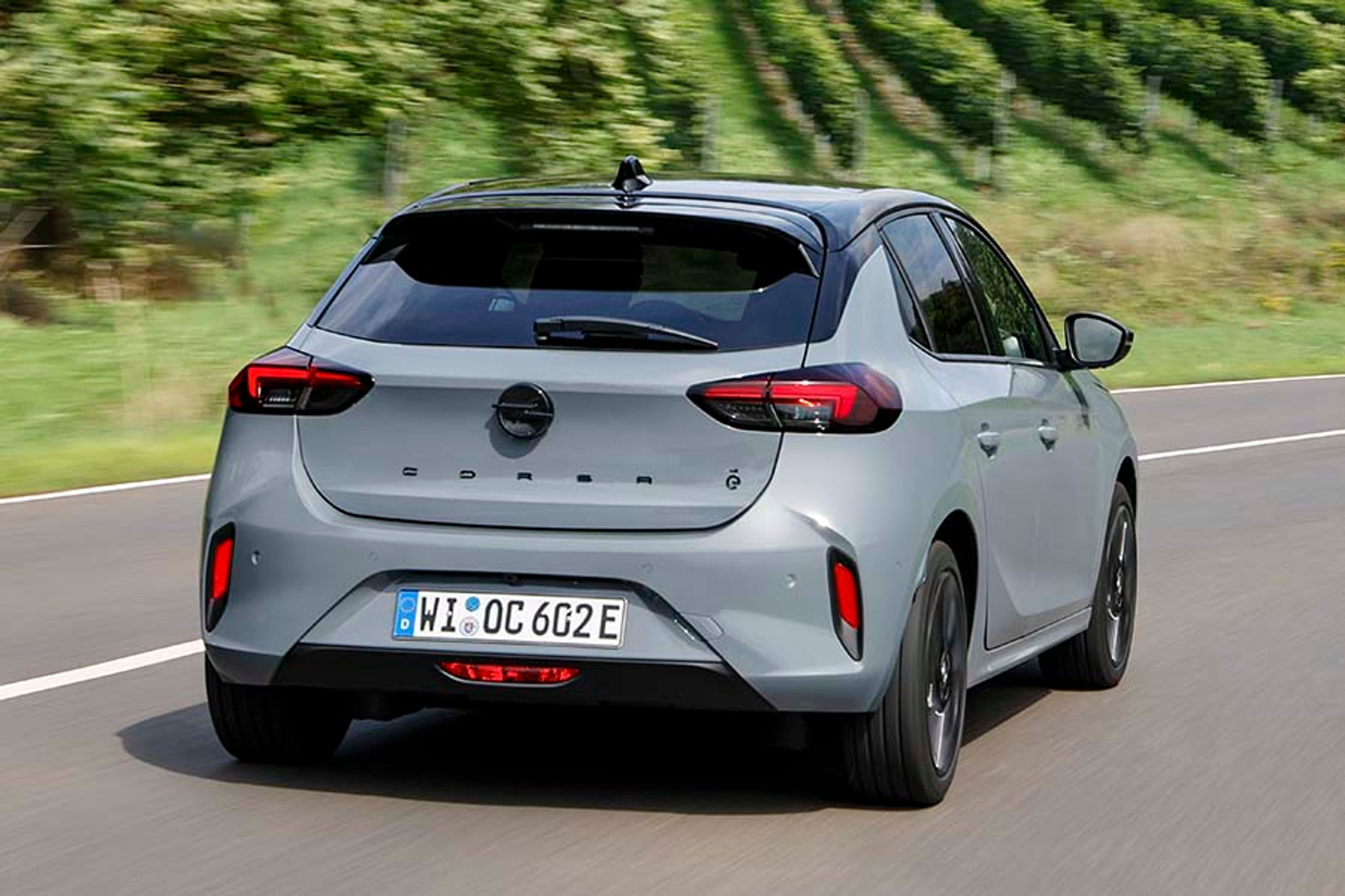 Bagtil står Corsa-navnet nu med store bogstaver på tværs af bagklappen.