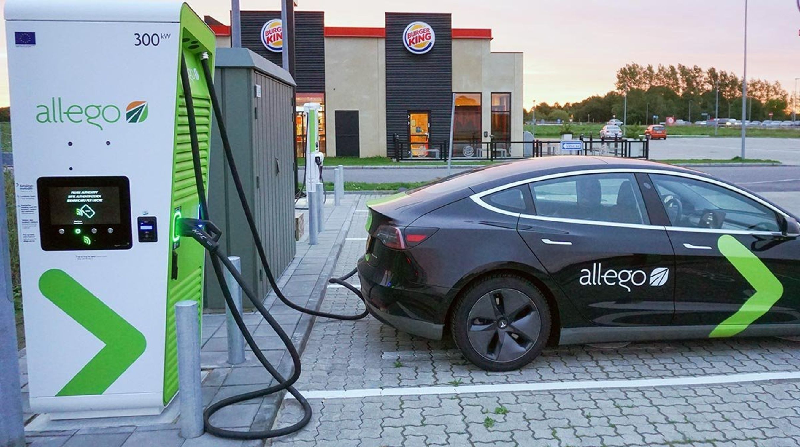 Allego har netop indviet de tre første ladestationer i Danmark. En mere kommer inden nytår. Firmaet har nu stationer i 12 europæiske lande.  ​