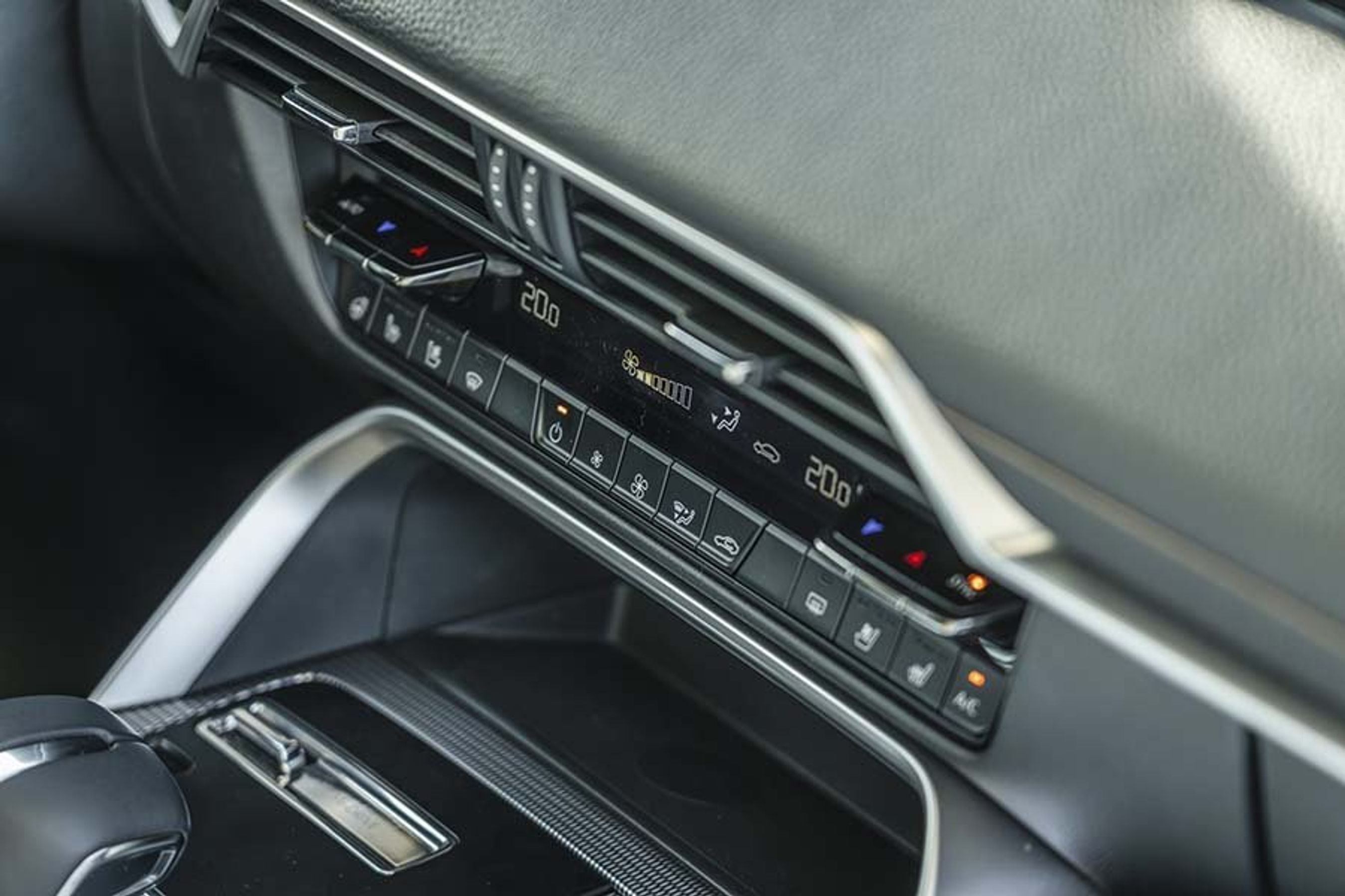 Klimaanlægget styres på traditionel vis med knapper og kontakter via et separat panel. 