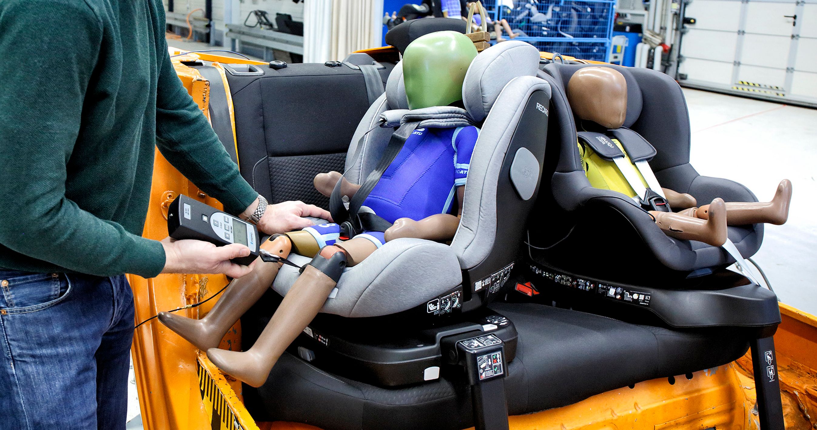 Test af autostole på laboratorium.