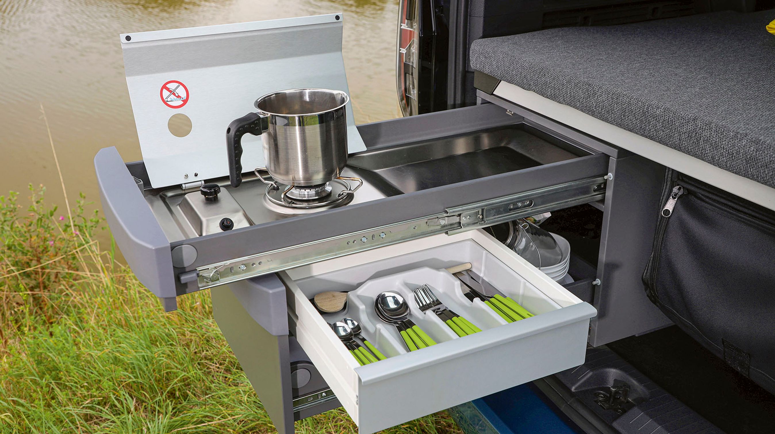 Køkkenet er placeret bagest, og består af to skuffer, der kan trækkes ud under sengen. Den øverste er forsynet med et enkelt gasblus. Merprisen for køkkenet er 28.000 kr.