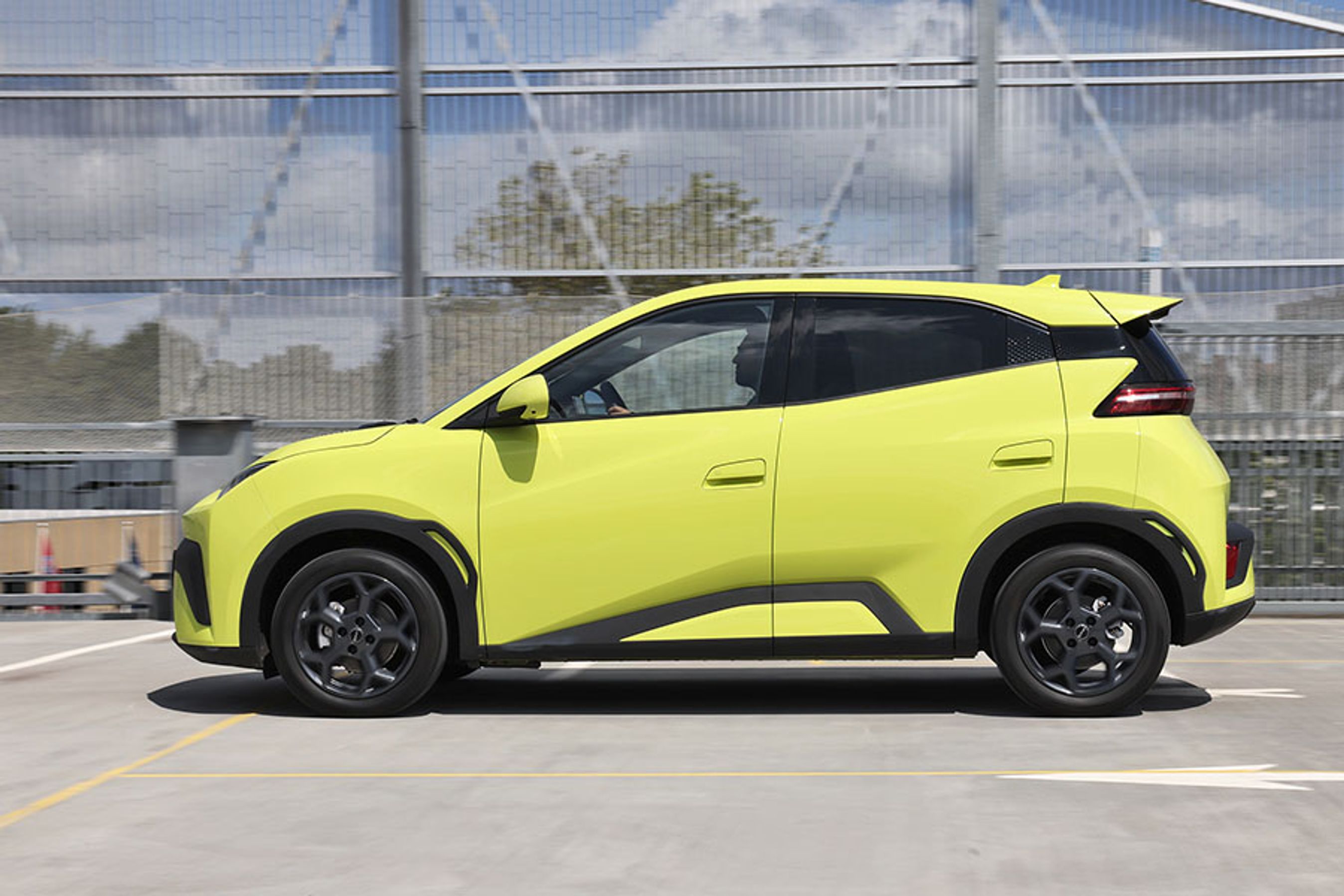 BYD Dolphin Surf er i øjeblikket en af Danmarks billigste elbiler. Den koster fra 175.000 kr., og til næste år kommer der en endnu billigere udgave med et mindre batteri til 150.000 kr.