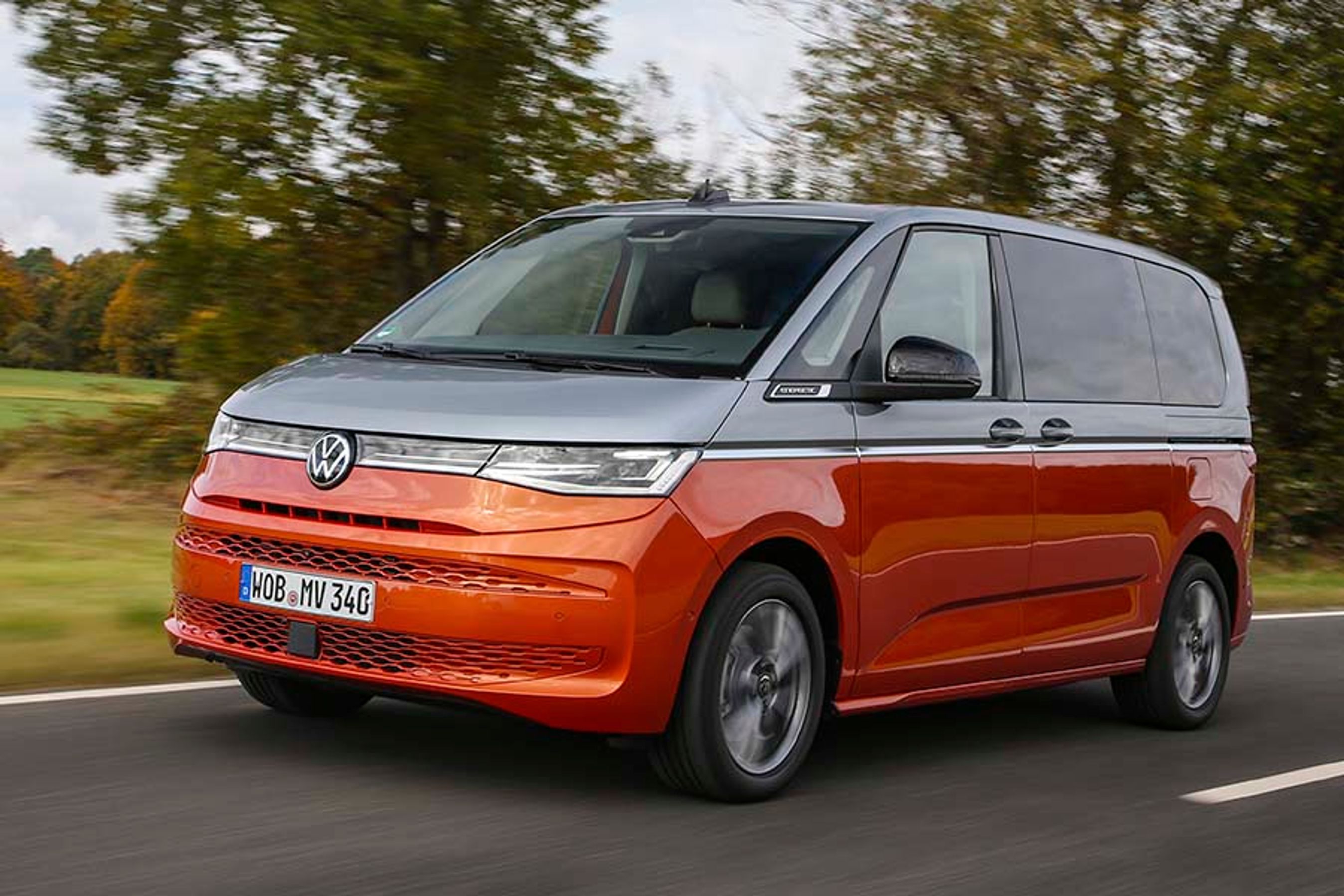 Den nye Multivan fortsætter den linje, som VW har opbygget med forskellige indretninger baseret på en stor kassevogn. Denne gang er der dog mere personbil over den end nogensinde før.