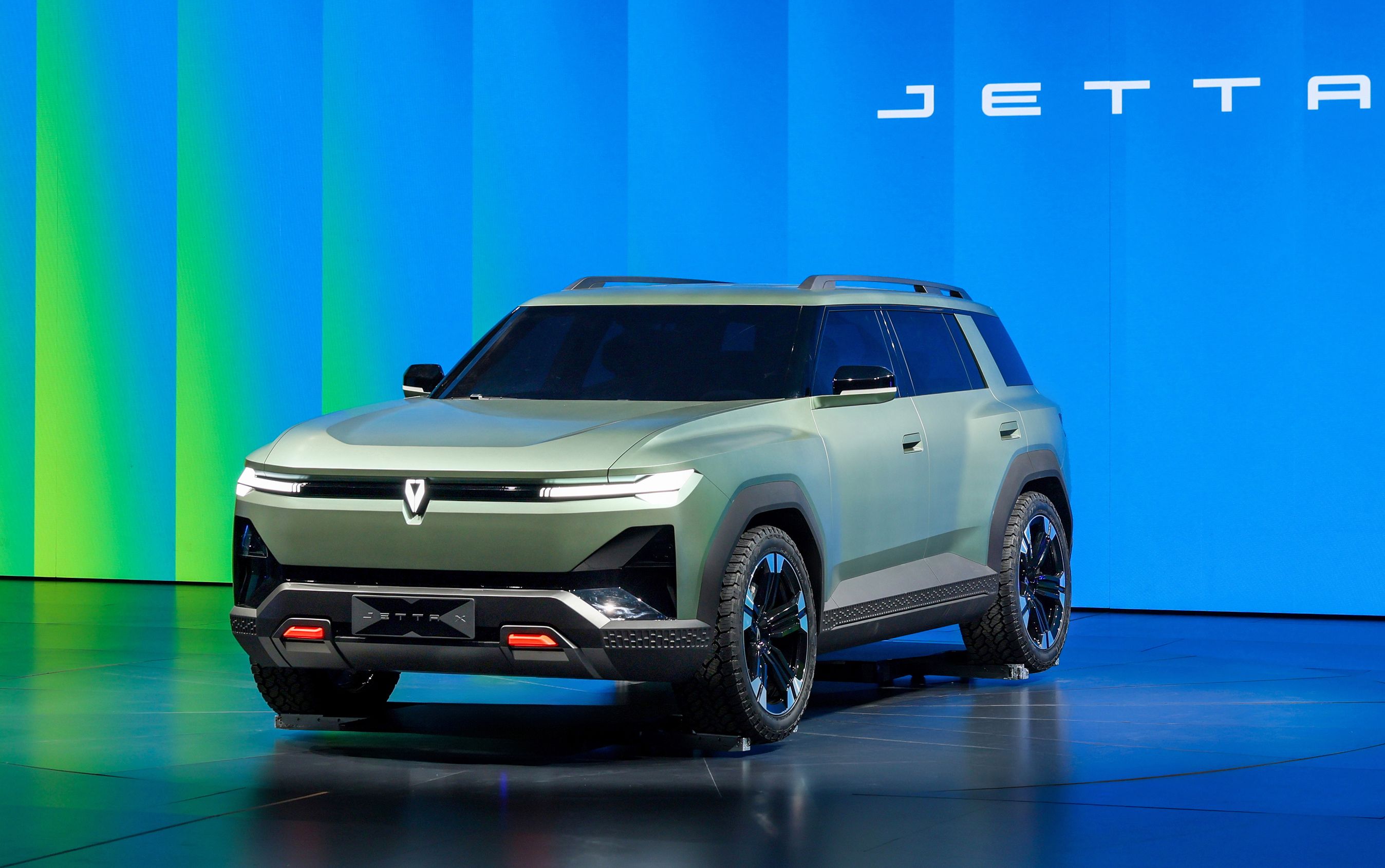 Jetta Concept X på scene med blå baggrund.