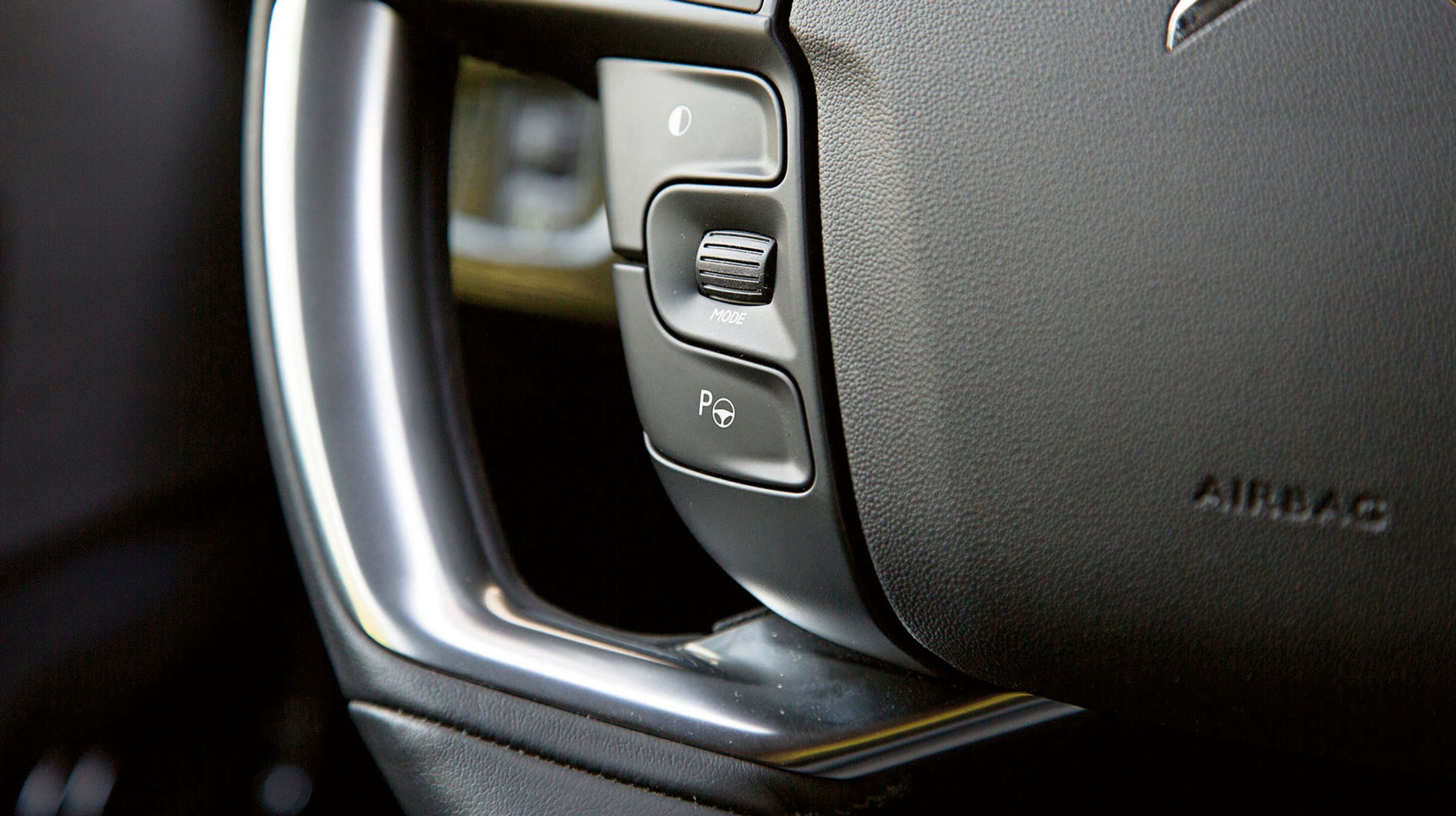 Fra rattet styres mange af bilens funktioner. Knappen med rattet aktiverer parkeringsfunktionen.