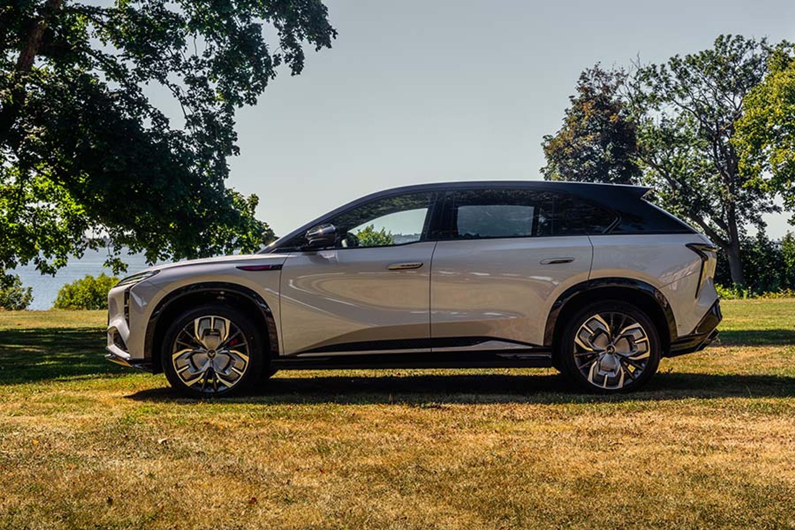 Med en længde på tæt på fem meter er Hongqi EHS7 en meget stor SUV. Akselafstanden er på hele tre meter, og det medfører enorm god plads ved bagsædet.