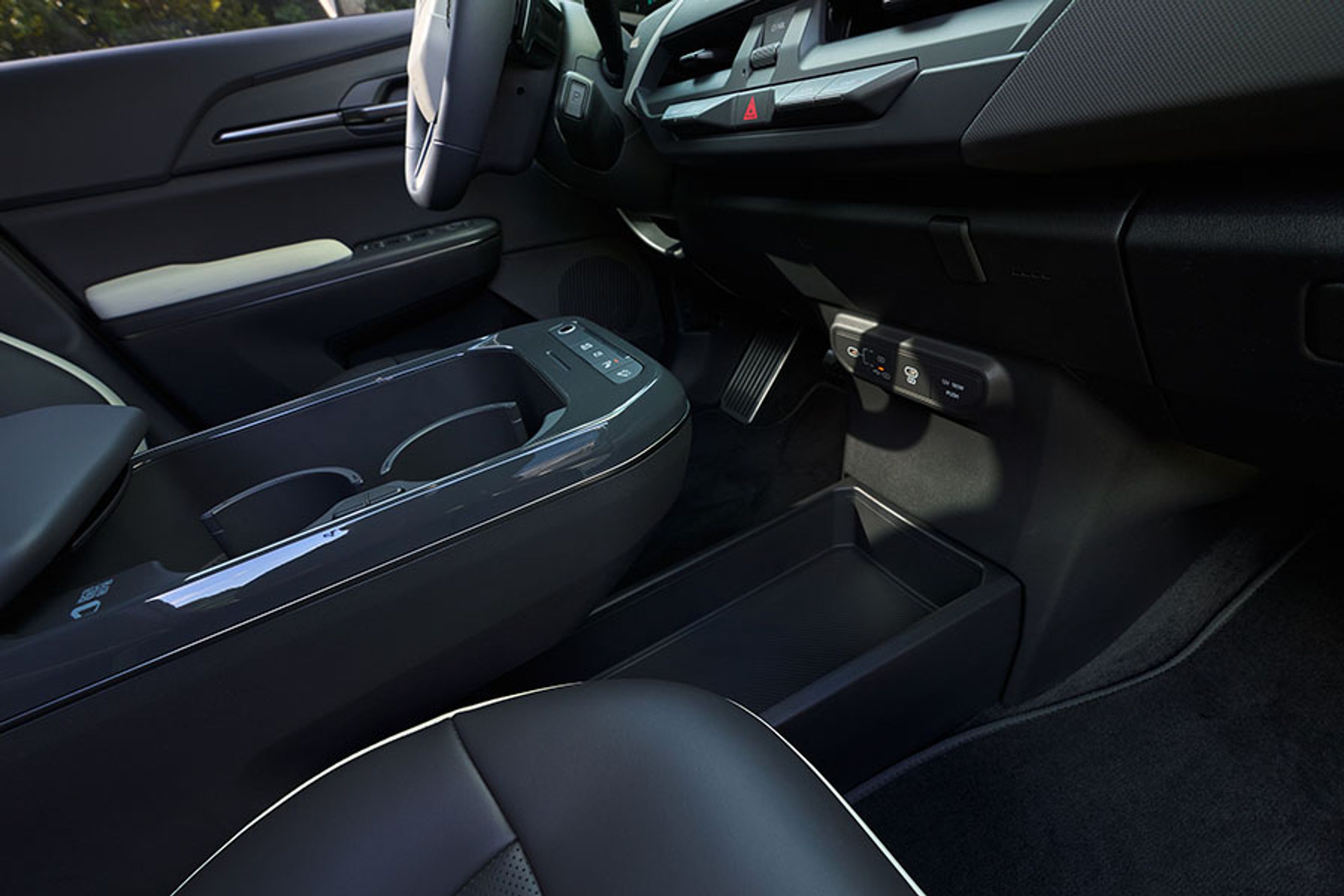 Midterkonsollen kan rumme en hel del, og foran den er der plads til en taske eller lignende. Foran rattet anes den lidt fejlplacerede gearvælger.