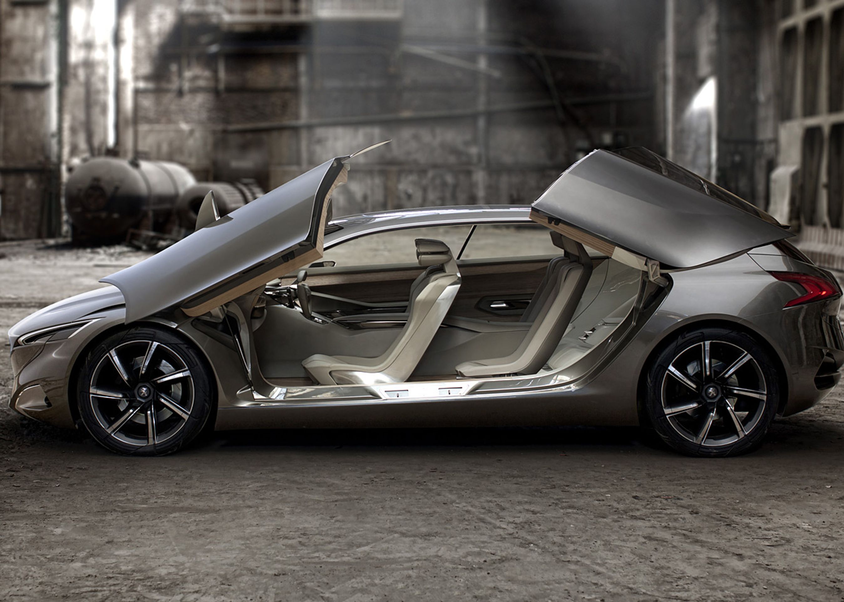 HX1 har fire saksedøre, som giver let adgang til kabinen. Men dørene er mest skab fort, at det skal være nemt at kikke ind i bilen på biludstillingerne.