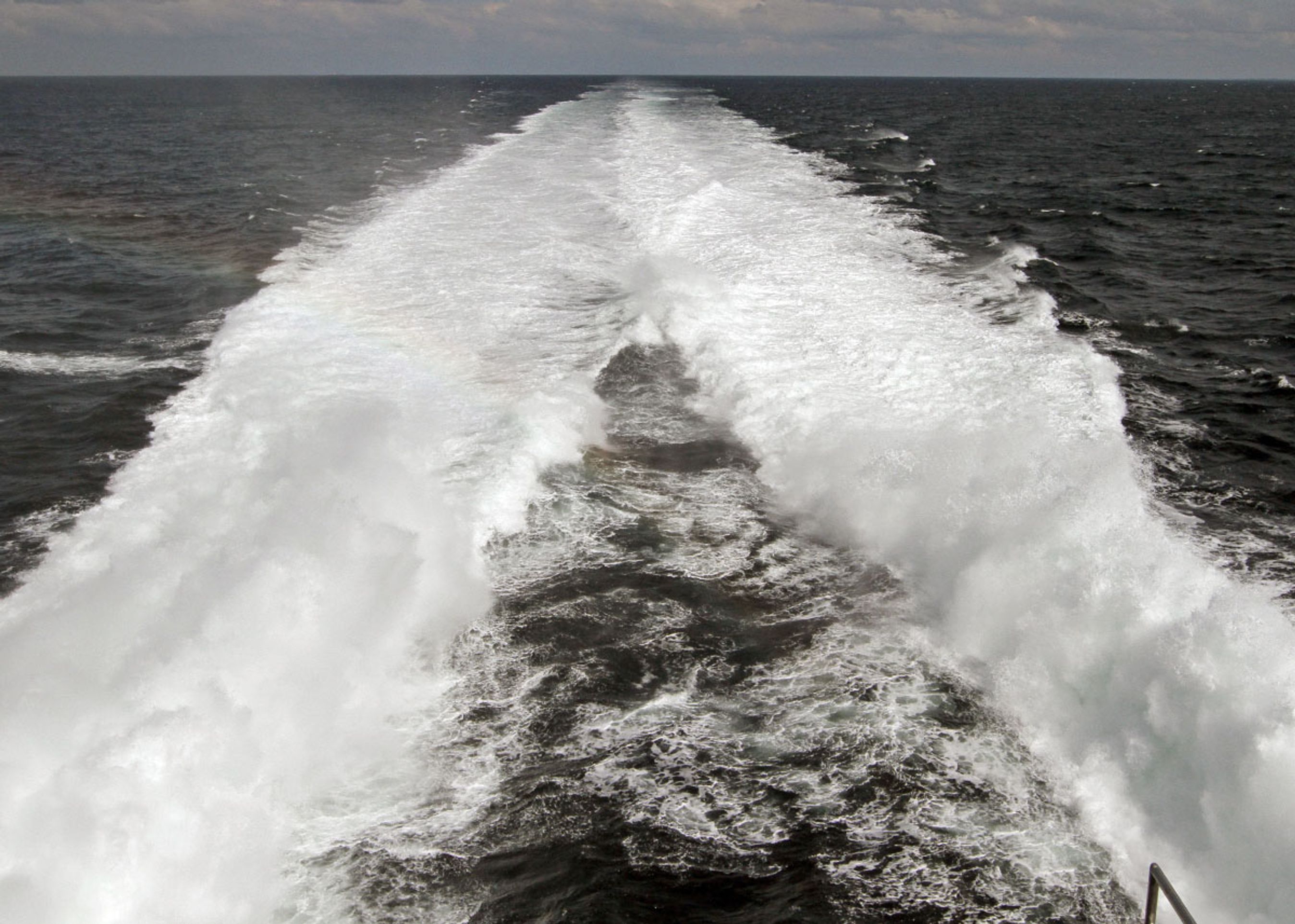 Det kraftige kølvand fra de to nye hurtigfærger kan - afhængig af vindforhold mm. - blive suget ind på bildækket, der har ind- og udkørsel agter.