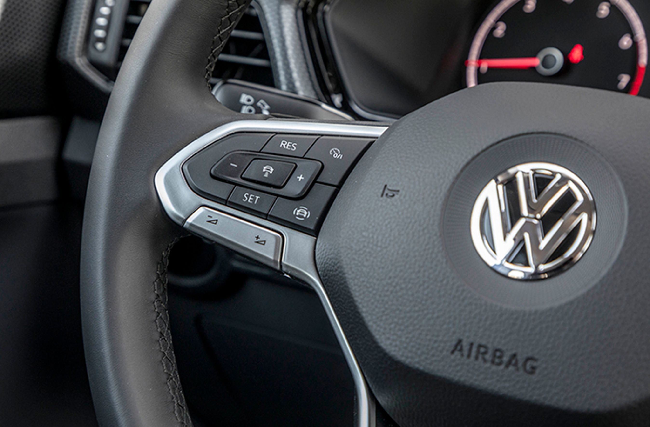 Der er adaptiv fartpilot i alle udstyrsvarianter, og den fungerer ganske udmærket. Især i kombination med automatgear, hvor den virker ned til stilstand.