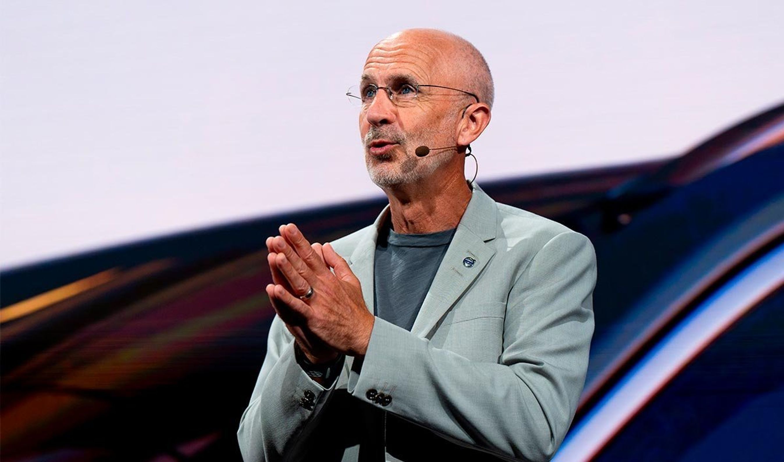 Volvo-chef Jim Rowan på scene.