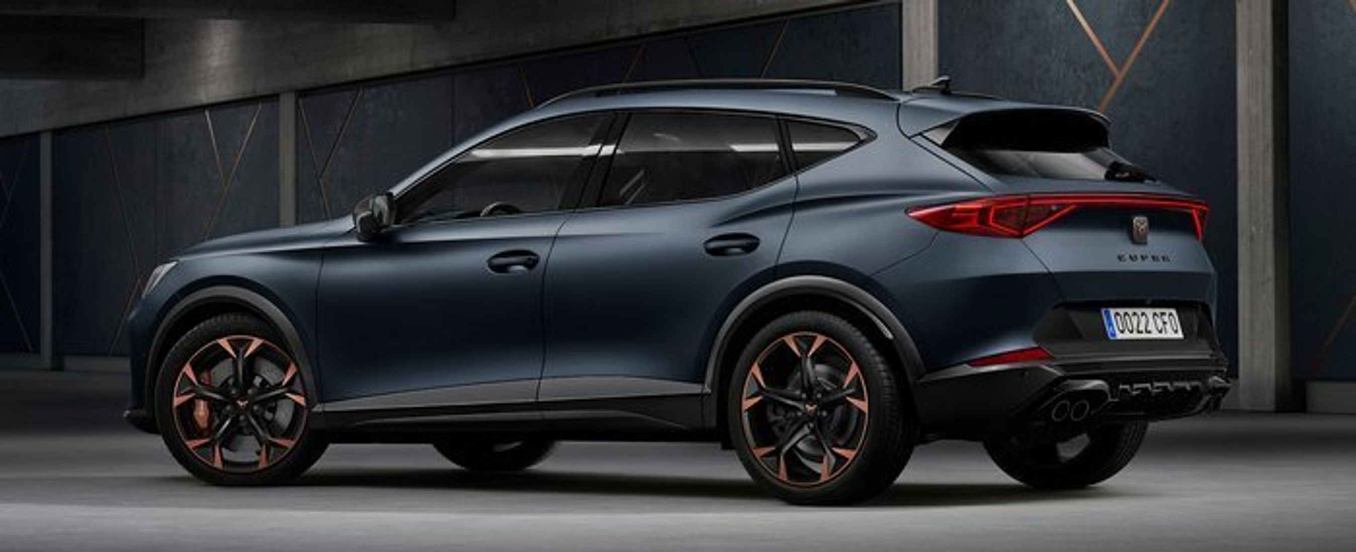 Formentor har bagfra elementer af både hatchback og coupé. Bagenden bliver understreget af LED-lys fra baglygte til baglygte.