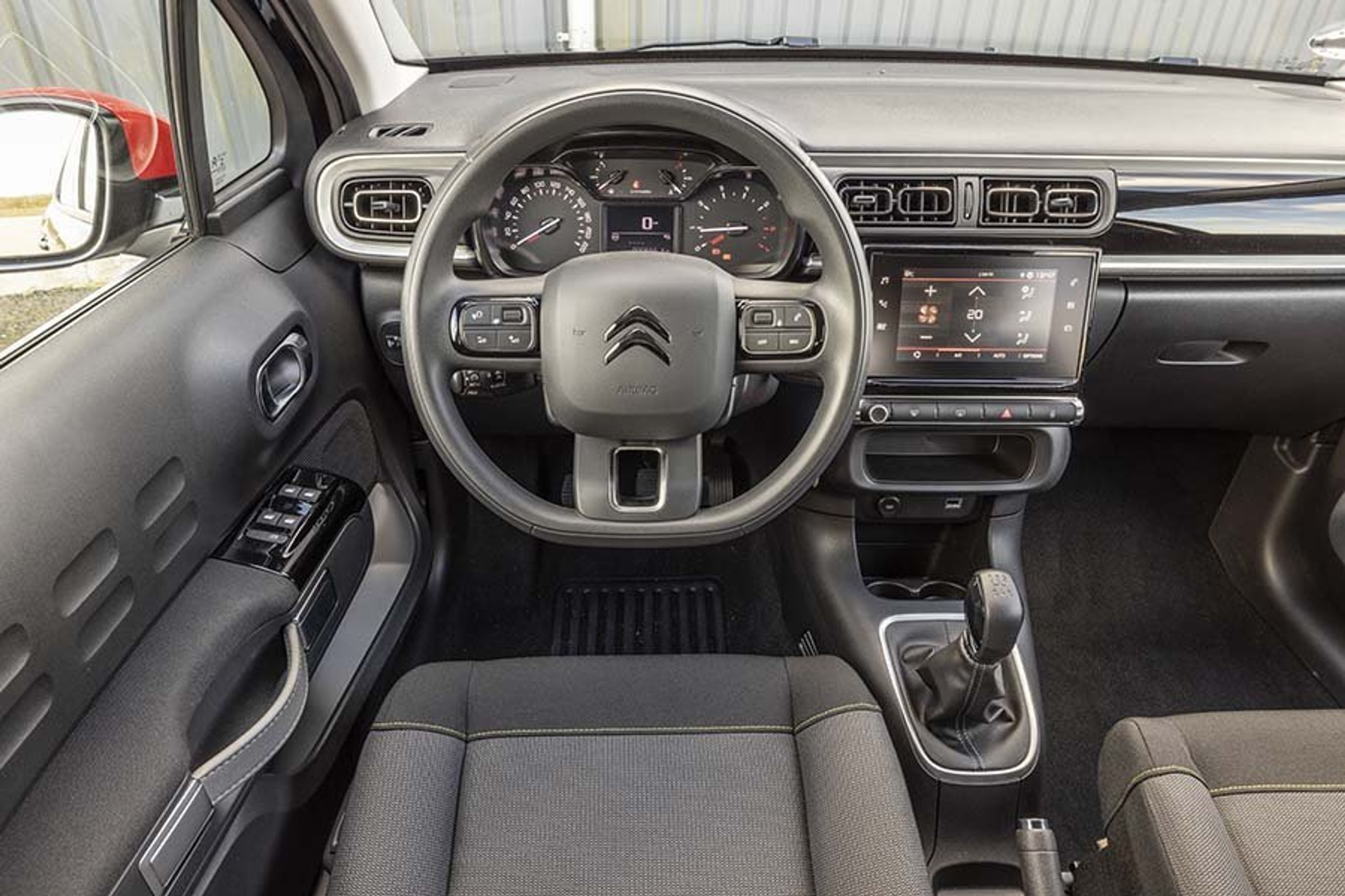 Førerpladsen er flot udformet, og instrumenterne er tydelige.