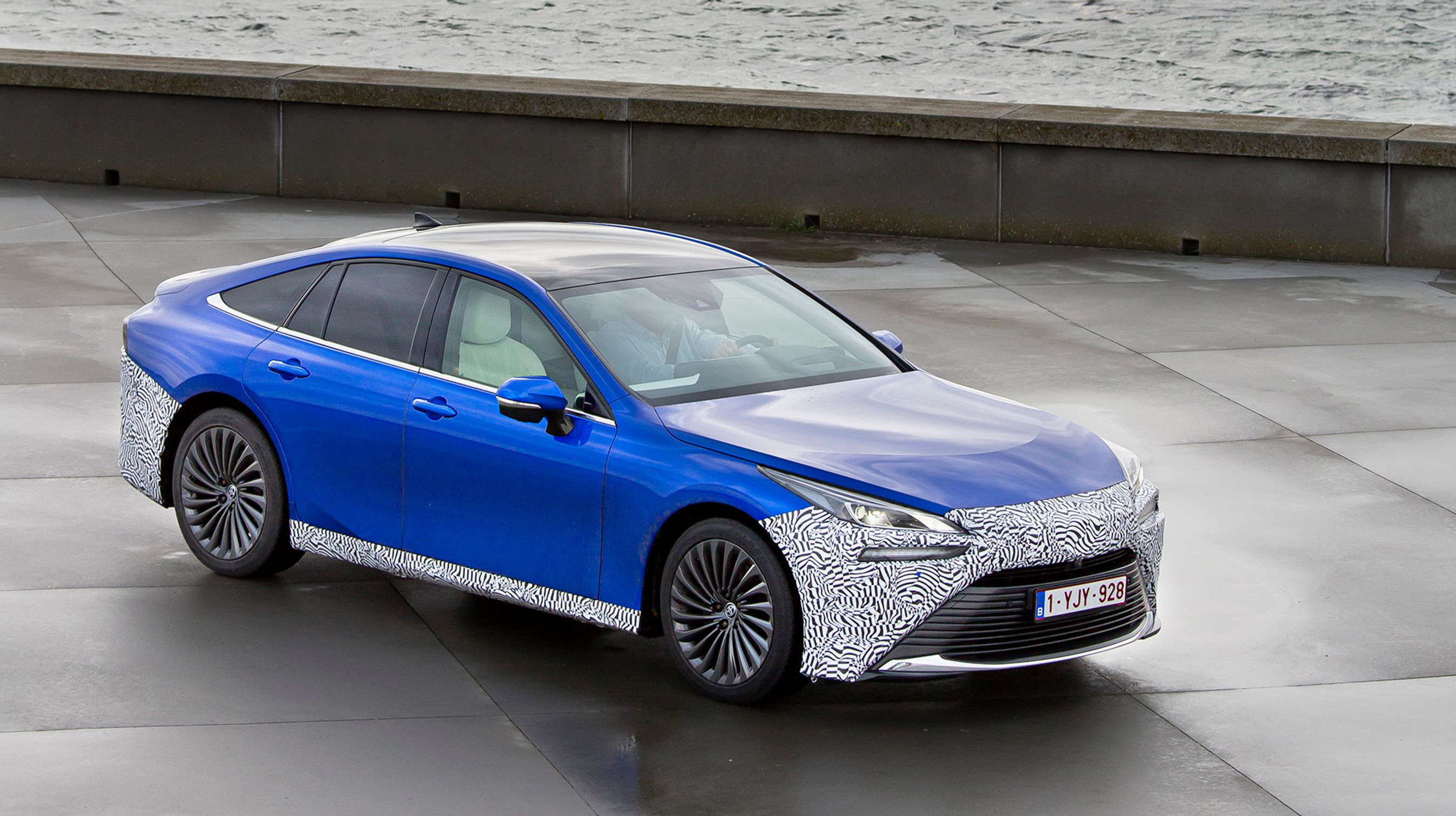 Toyota Mirai er en firedørs sports-sedan med lang akselafstand og flotte linjer. I Motors testbil var en del af linjerne dog dækket til, da bilen endnu ikke var officiel, da vi kørte i den.