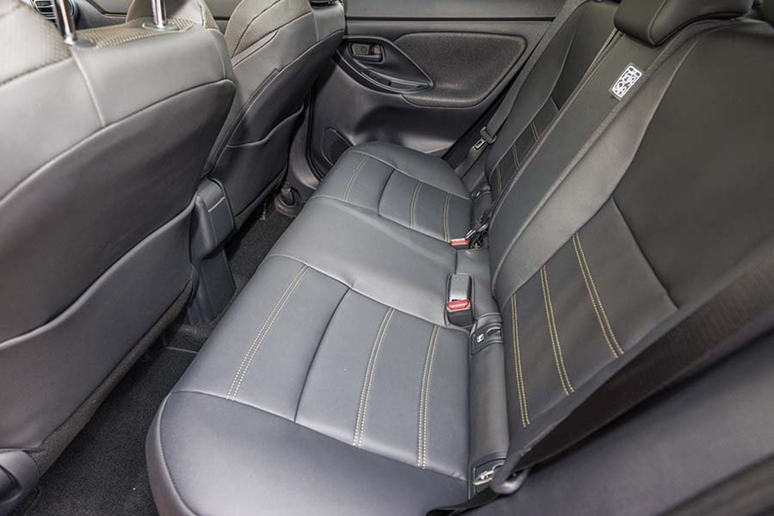 Som billedet her indikerer, er der ganske lidt plads på bagsæderne. 