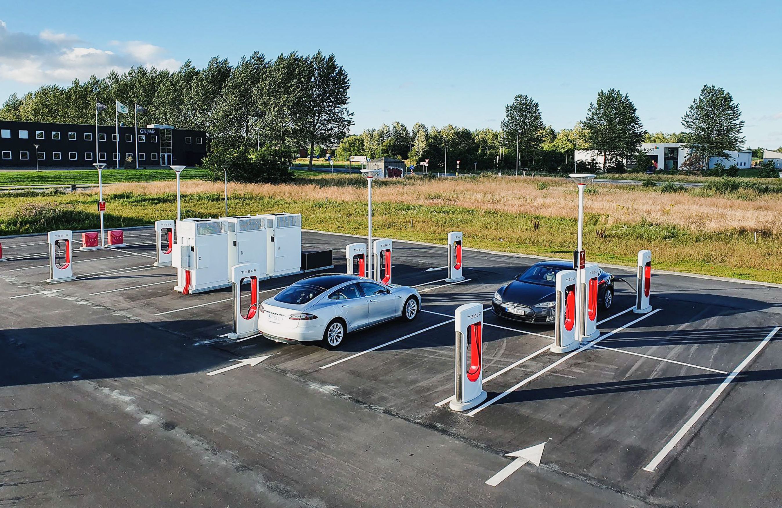 Tesla-laderen i Ikast ligger ved tilslutningsanlæg 37 på Herningmotorvejen.