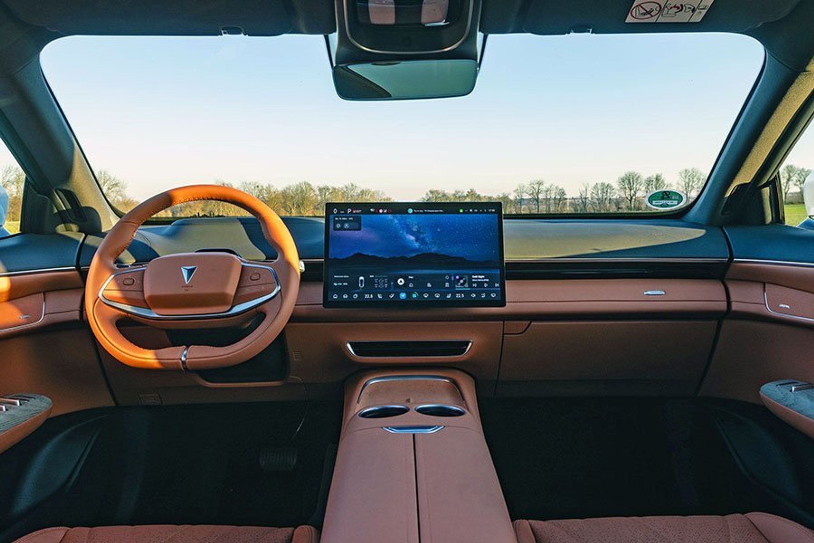 Førerpladsen i en Deepal S07