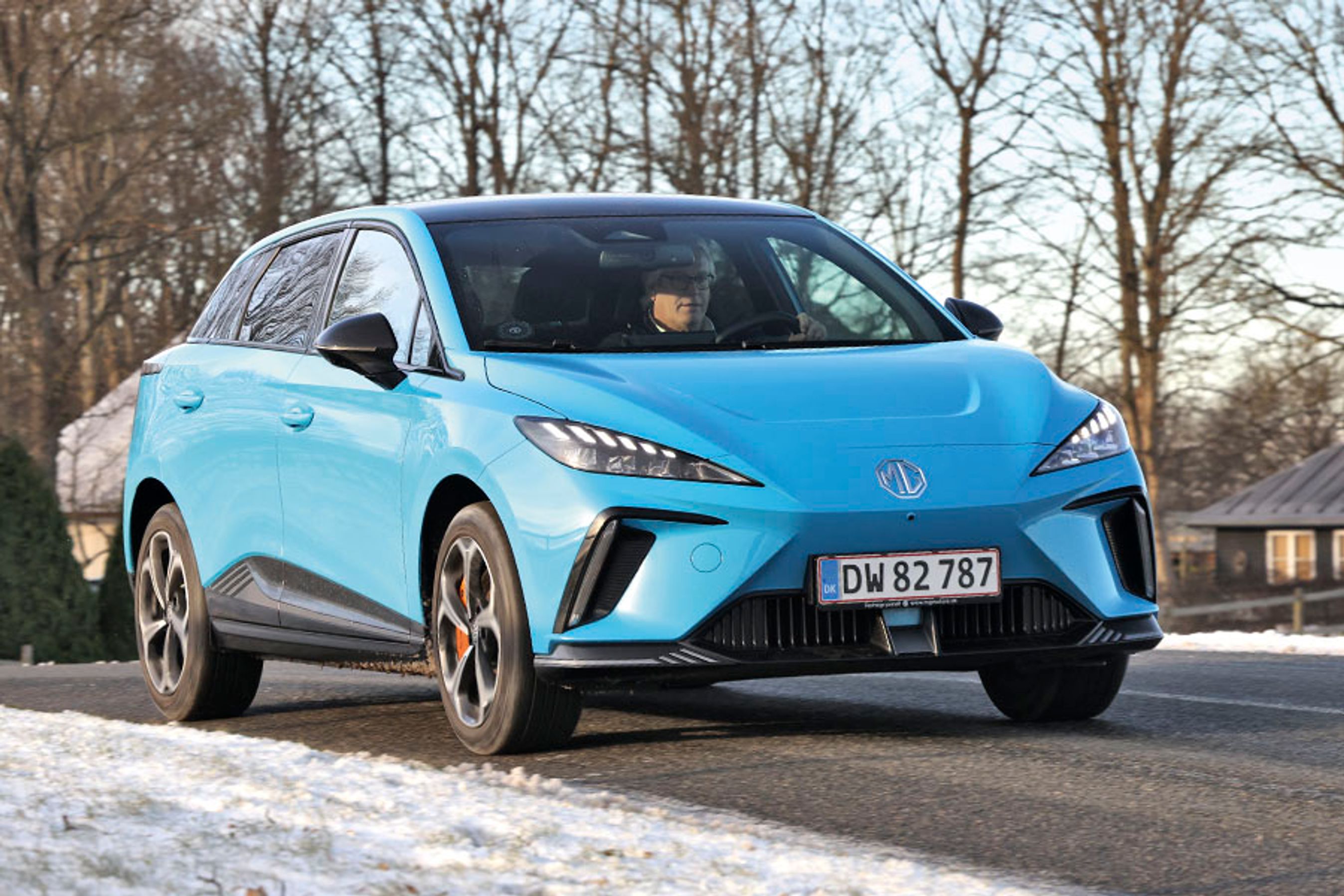 MG leverer flere forskellige iøjenfaldende farver. Ud over denne lyseblå findes også en orange og en dyb grøn farve der gør modellen til et festligt indspark i en stor masse af grå, sorte og hvide biler.