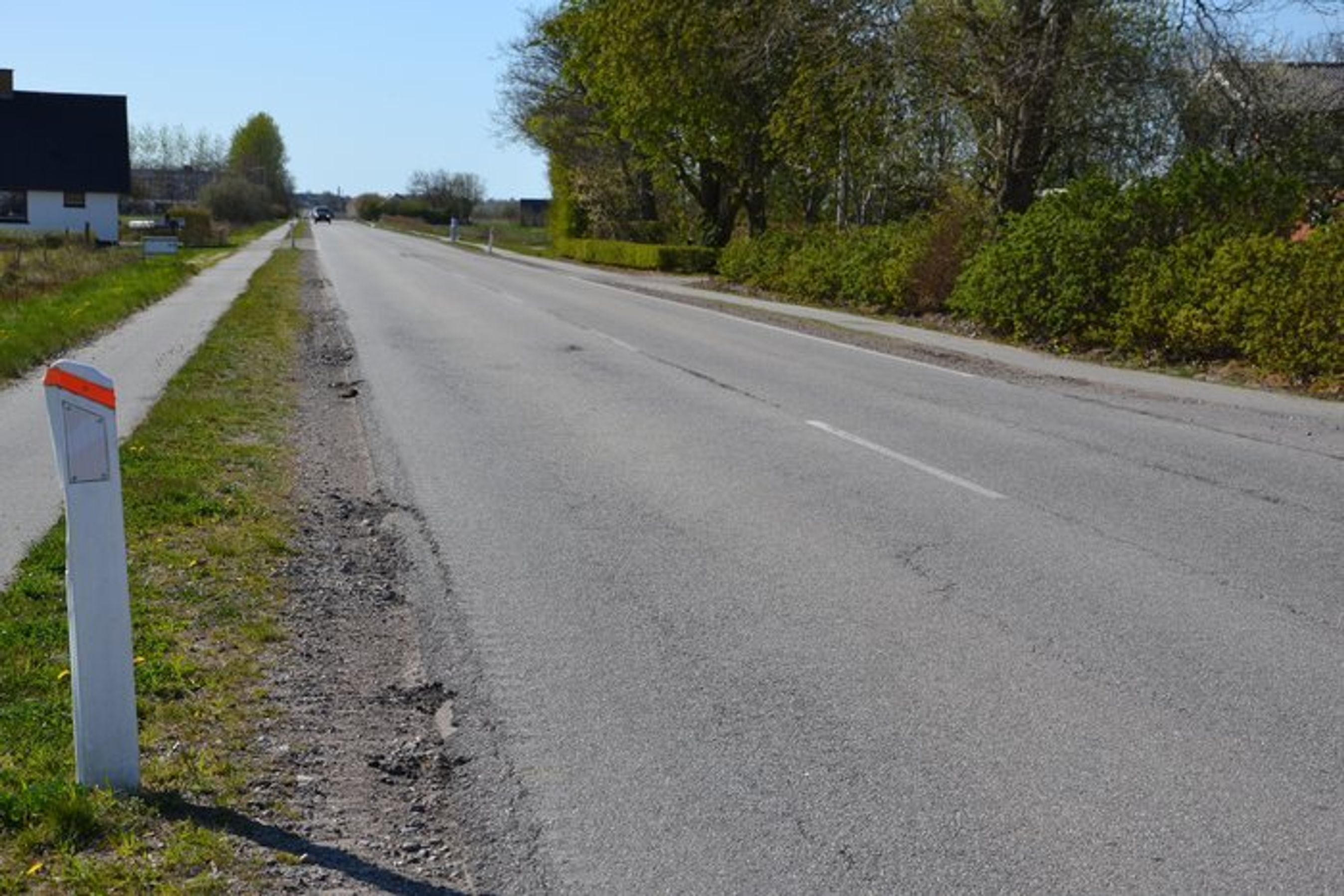 Bilens vognbaneassistent er afhængig af synlige vejstriber