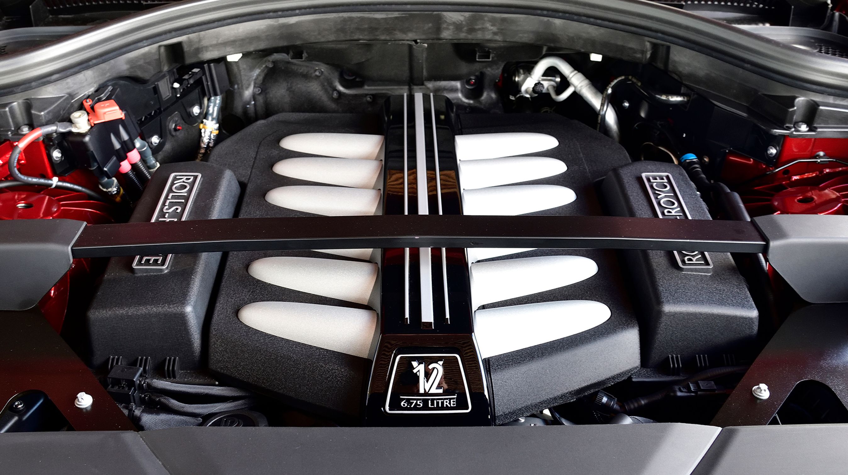 I motorrummet ligger en V12 motor på 6,75 liter. Den yder 571 hk, men er særlig karakteristisk med et højt drejningsmoment ved lave omdrejninger. Det giver en rolig og royal kørsel.