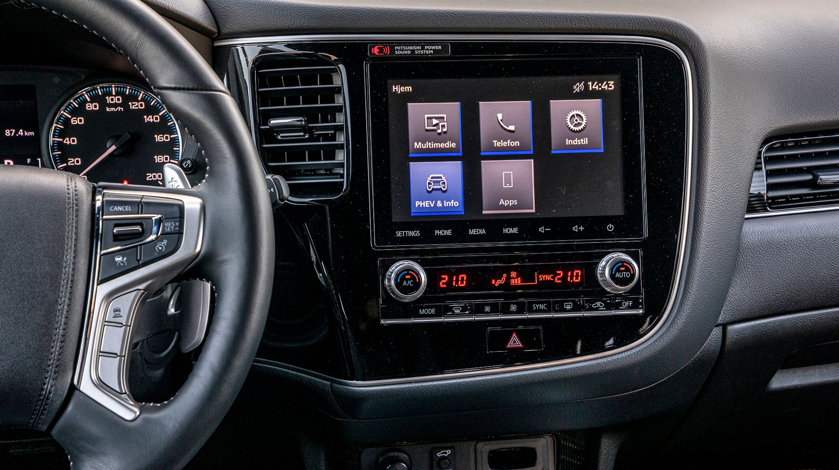 Skærmen er flot indbygget og er let at betjene. Fra rattet styres fartpiloten.