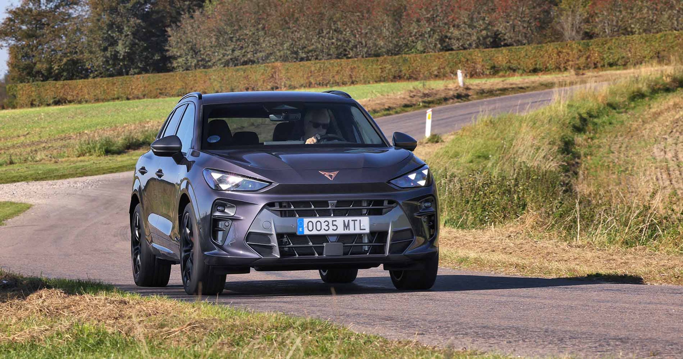 Cupra Terramar set forfra, mens den kører ud af et sving