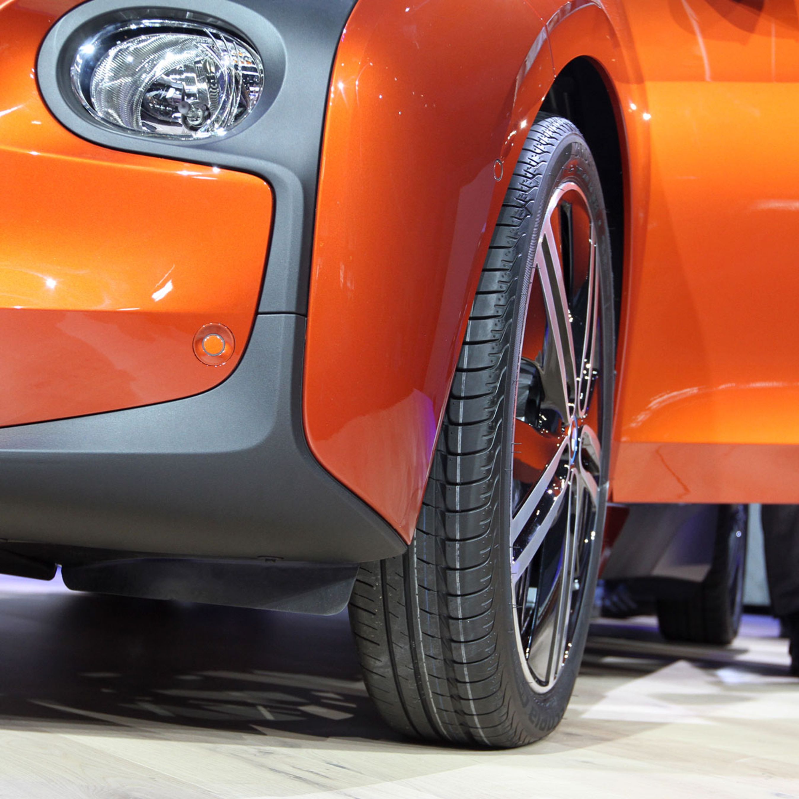 i3 har usædvanlige hjul og dæk. De er helt op til 20 tommer, men smalle (155). Dækkene er specieludviklet af Bridgestone.