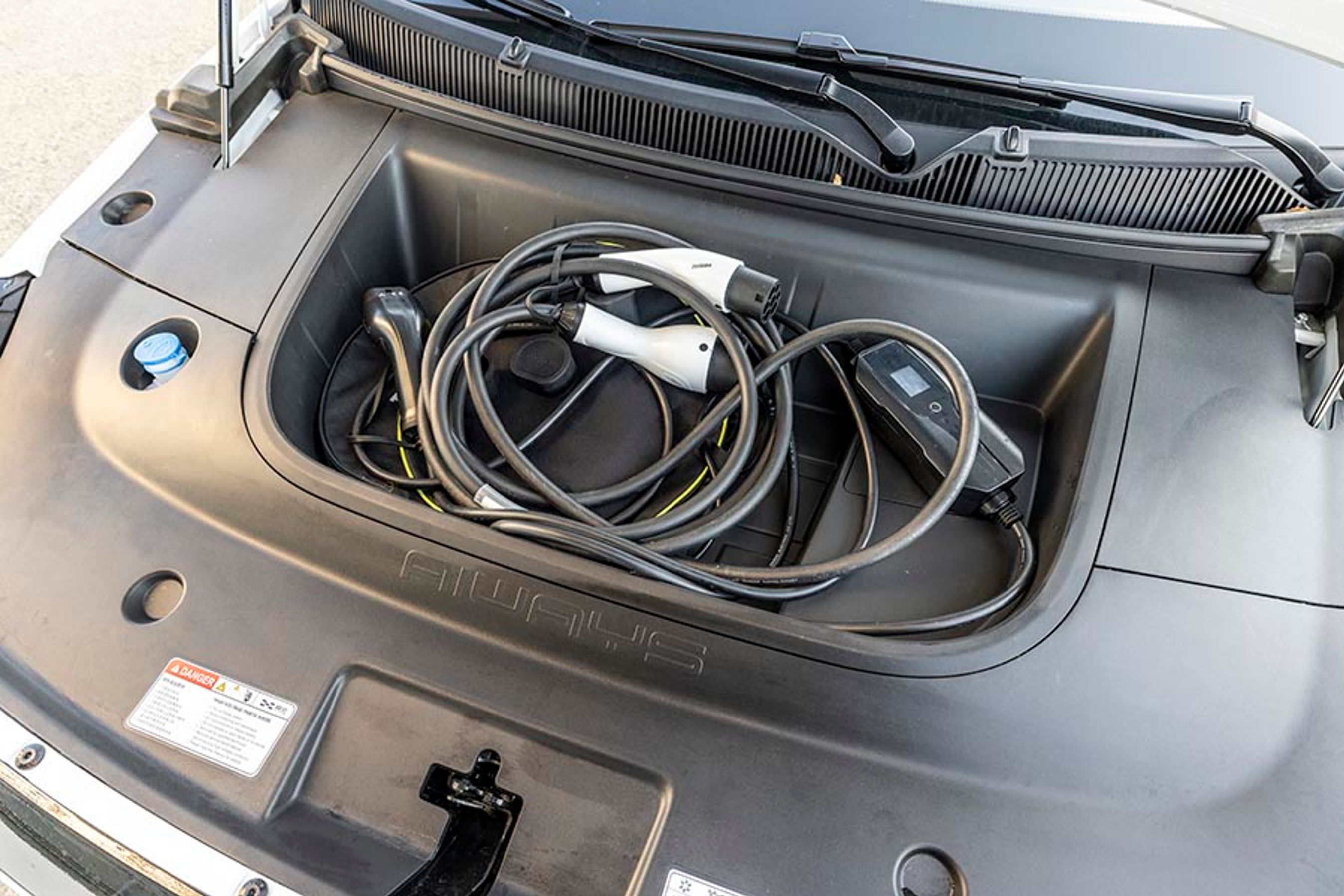 Der er et ekstra rum foran til ladekabler og andre ting, som bliver beskidte, og du ikke vil have liggende i bagagerummet.