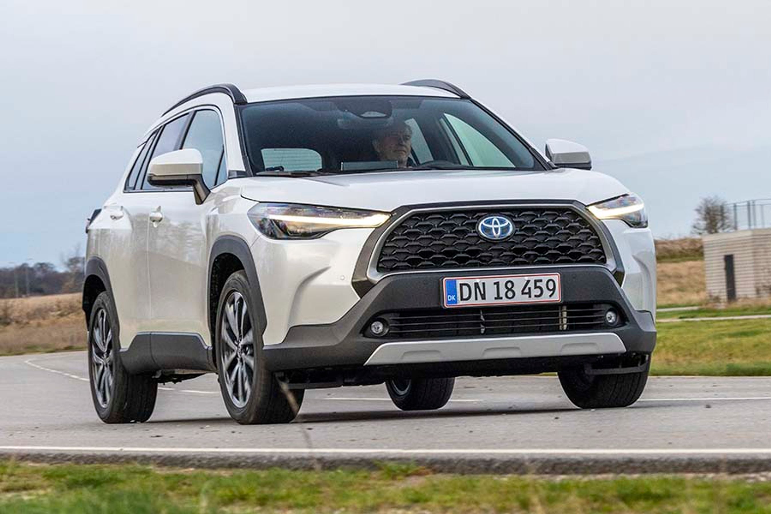 Toyota Corolla Cross er en SUV med høj siddeposition og et noget barskt udseende. Priserne begynder ved 365.000 kr.