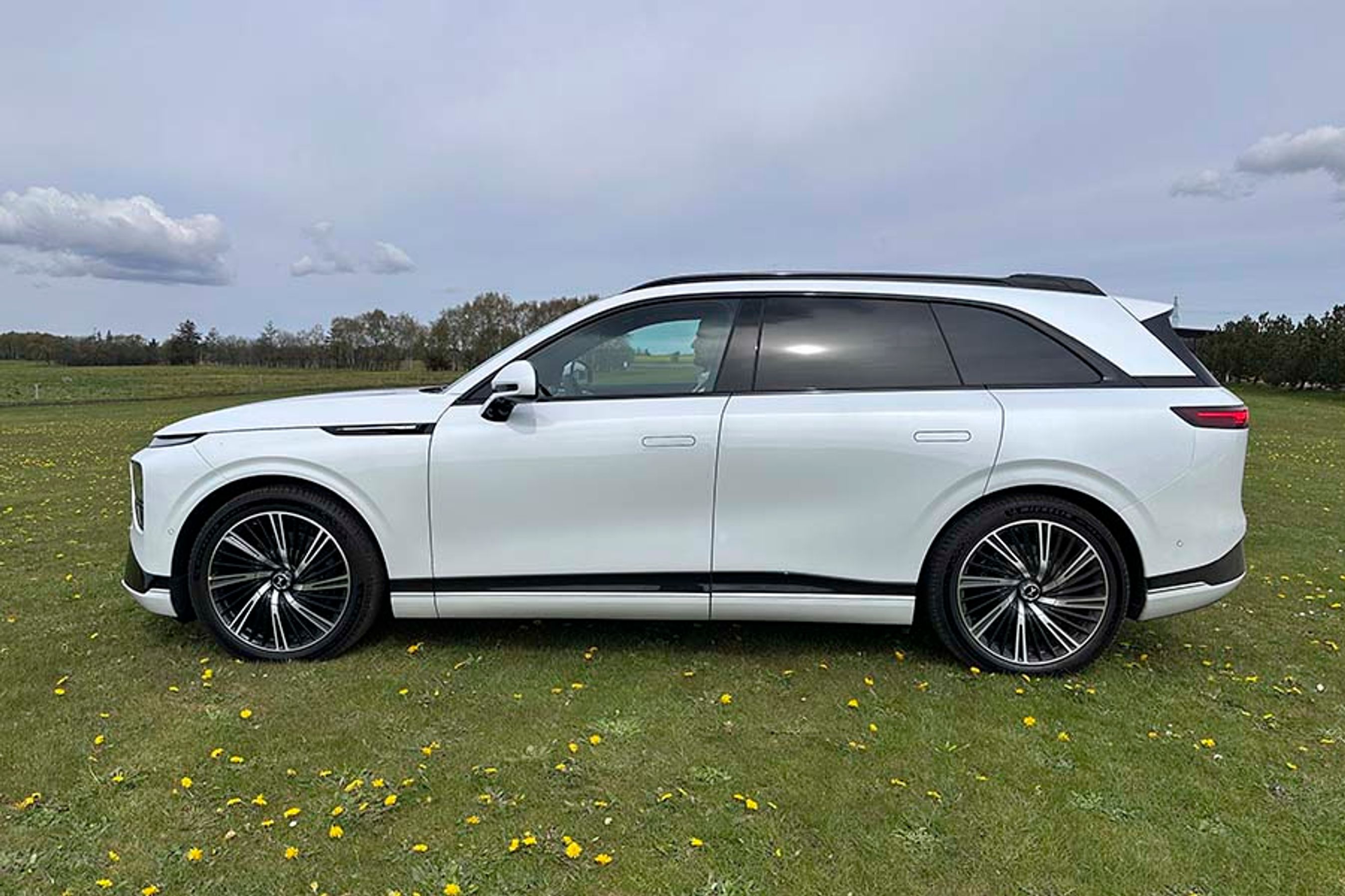 Med en længde på 4,9 meter og en akselafstand på tre meter er Xpeng G9 oppe i en klasse, hvor de helt store elbiler befinder sig. Dørene er rammeløse, og dørhåndtagene kommer elektrisk ud, når man låser bilen op.