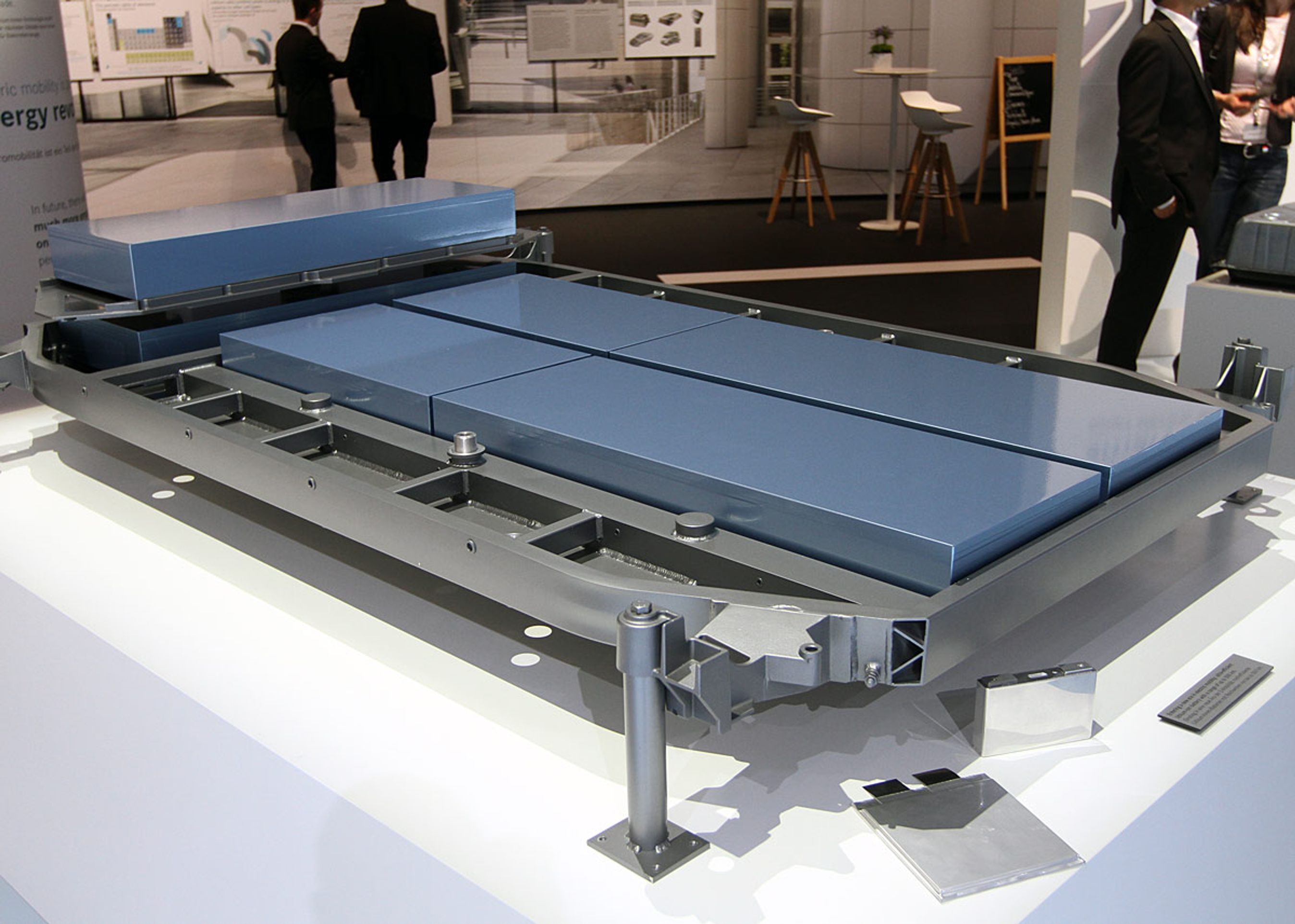 En fuldskala-model af det store batteri til elbilen. Der loves en officiel rækkevidde på mindst 500 km. Foto: Torben Arent