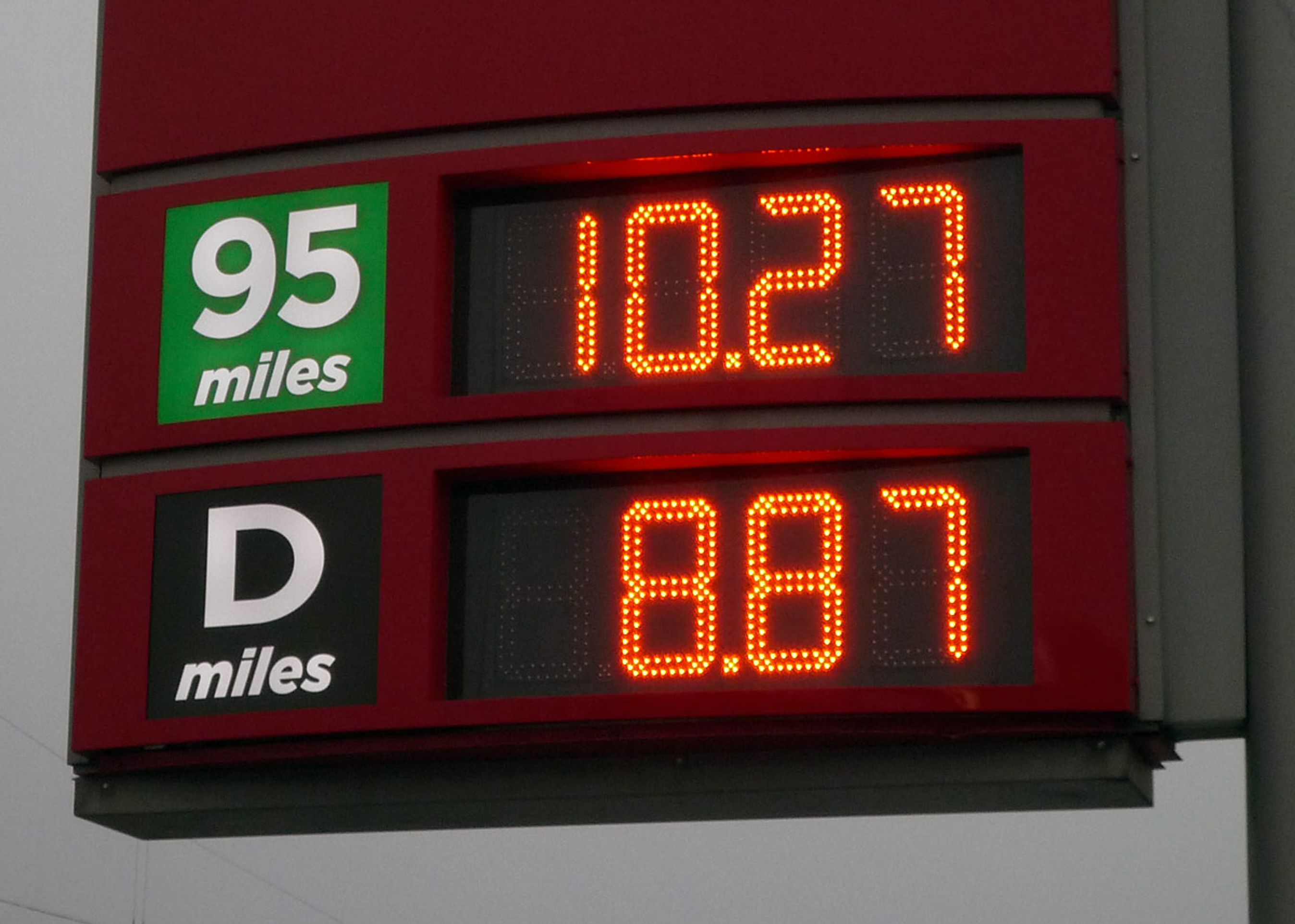 På de nye Circle K-stationer er der kun to priser på de store prissøjler. Nogen steder er der dog stadig 92 oktan i hanerne. Foto: Torben Arent