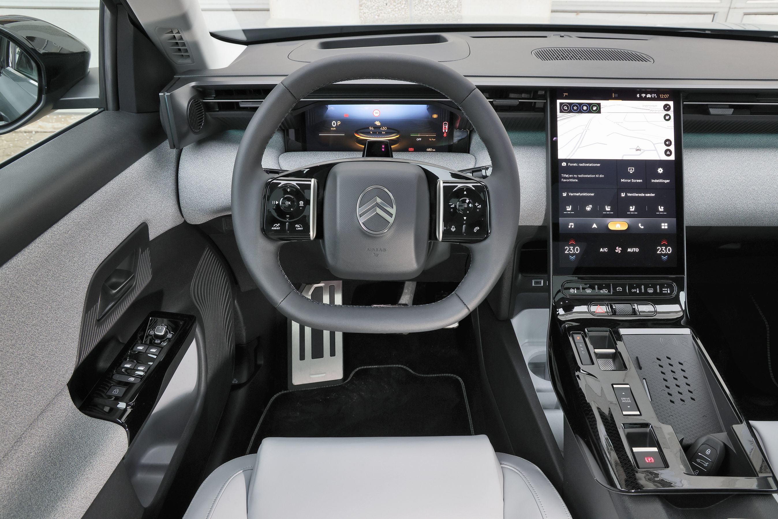 Førerpladsen i en Citroën Ë-C5 Aircross