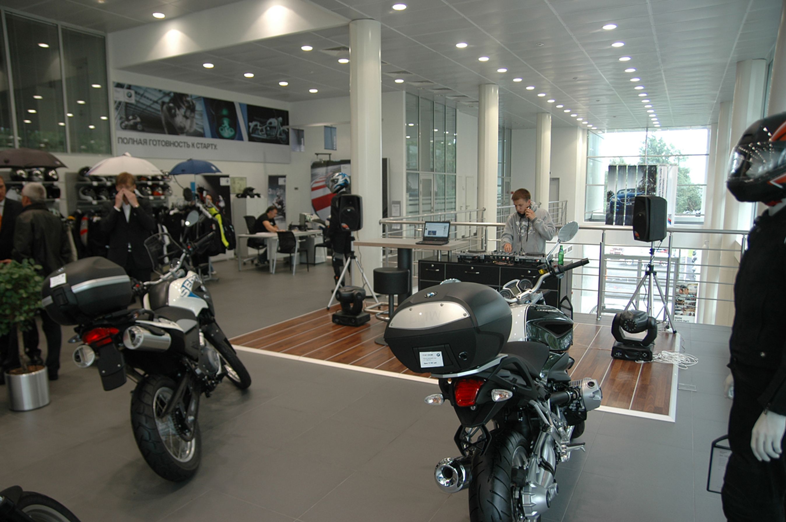 Musikken i butikken styres af en discjockey, der hver dag fra 9-21 står for underholdningen,