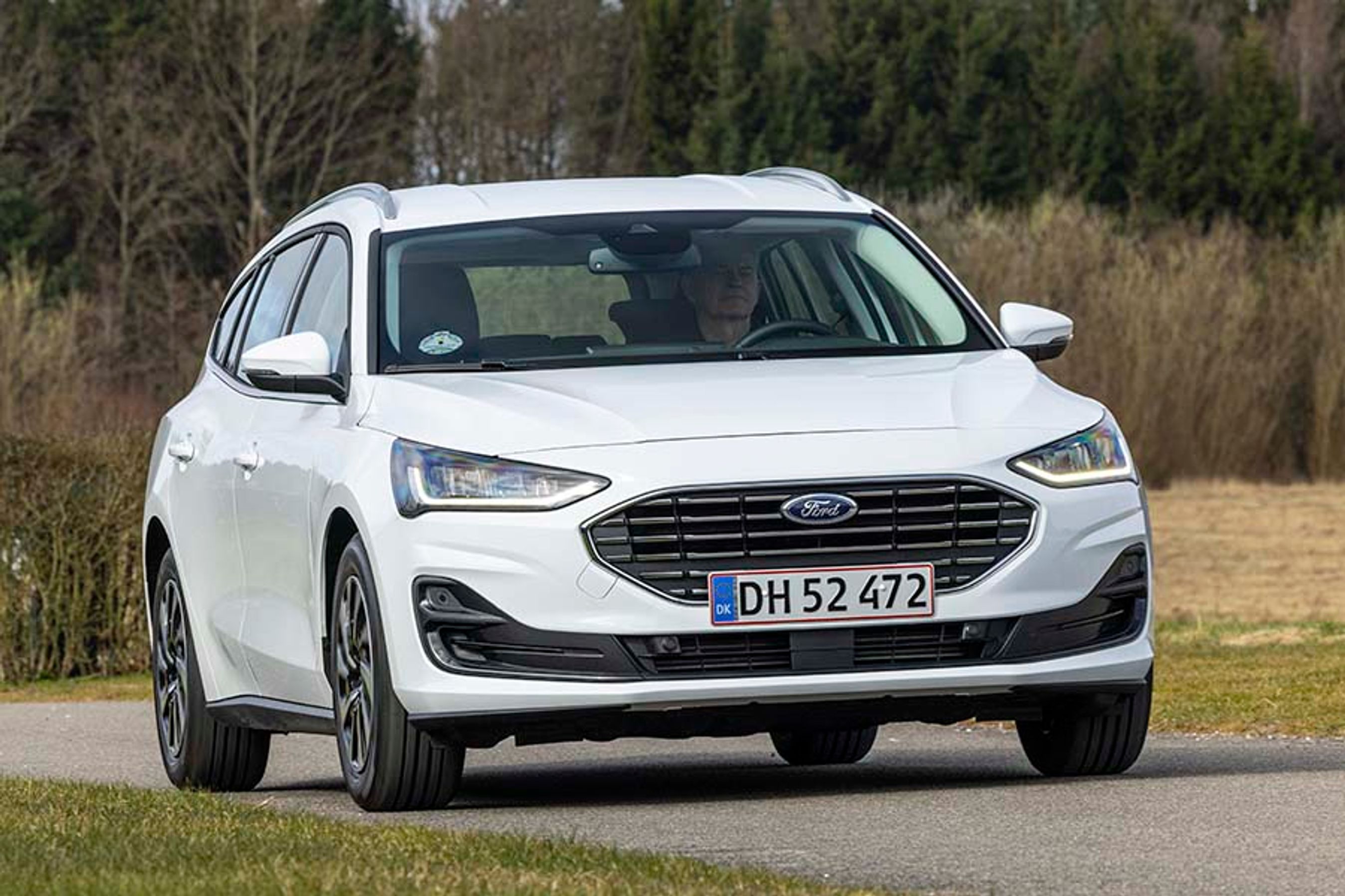 Faceliftet af Ford Focus ses særlig tydeligt fortil, hvor den blå Ford-oval nu er rykket ned på kølergrillen, der varierer i form og farve alt efter udstyrsniveauet.