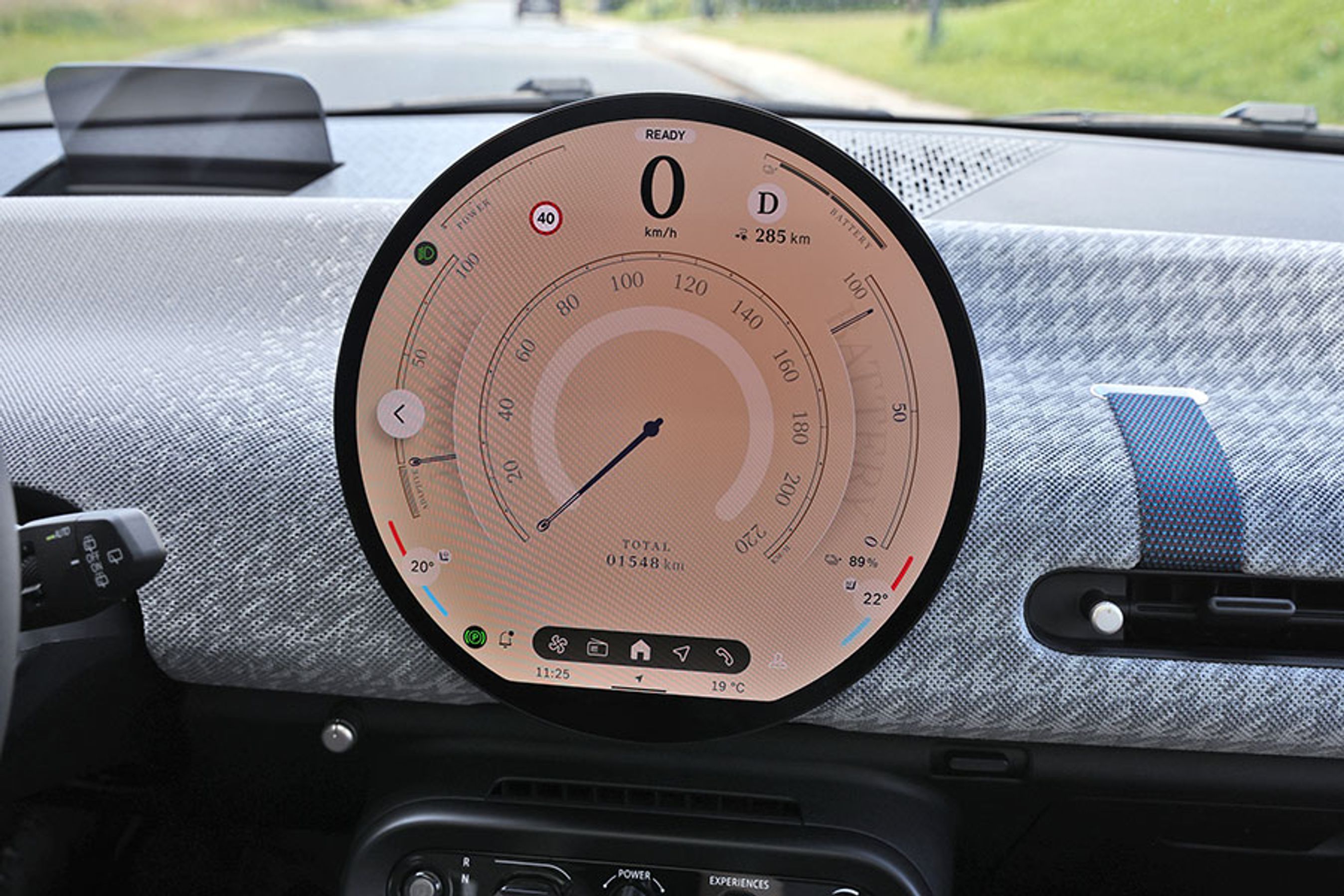 Skærmen har fem forskellige temaer, afhængig af hvilket køreprogram du vælger. Det handler dog mest om, hvilket udtryk du ønsker på skærmen. 