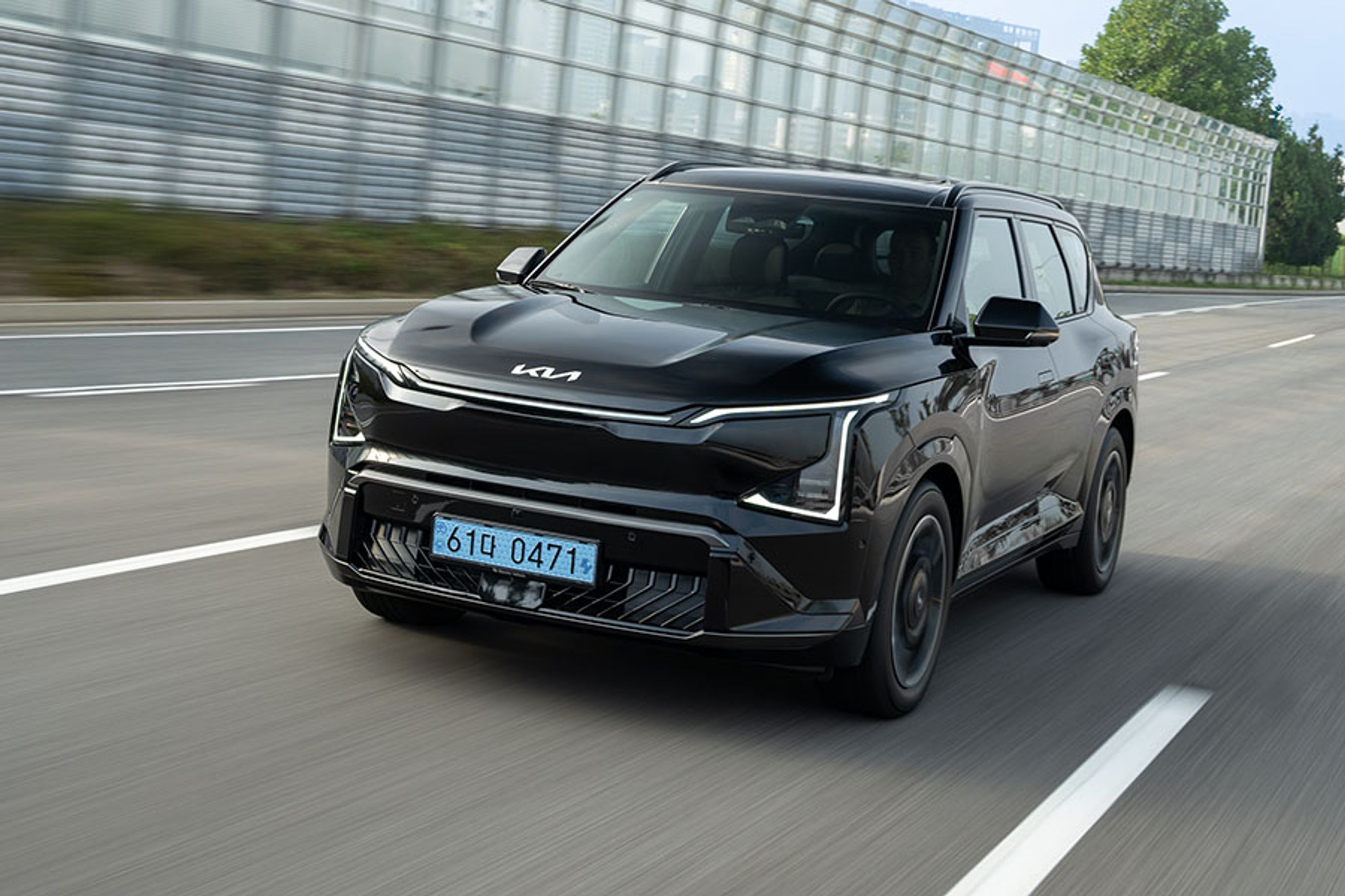 Kia EV5 er nyeste skud på stammen fra det koreanske bilmærke. Der er tale om en ret stor el-SUV, der placerer sig pænt mellem EV3 og EV9. Vi gætter på en startpris på ca. 350.000 kr.