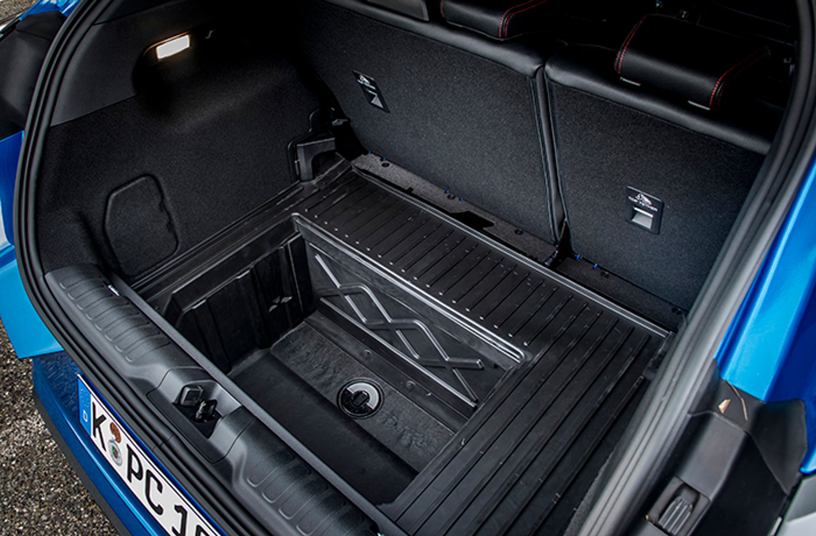 Under gulvet i bagagerummet findes en brønd, som Ford kalder Mega-box. Det er en plastboks med bundprop, så man kan spule rummet med haveslangen, hvis man har kørt rundt med beskidte støvler eller lignende.