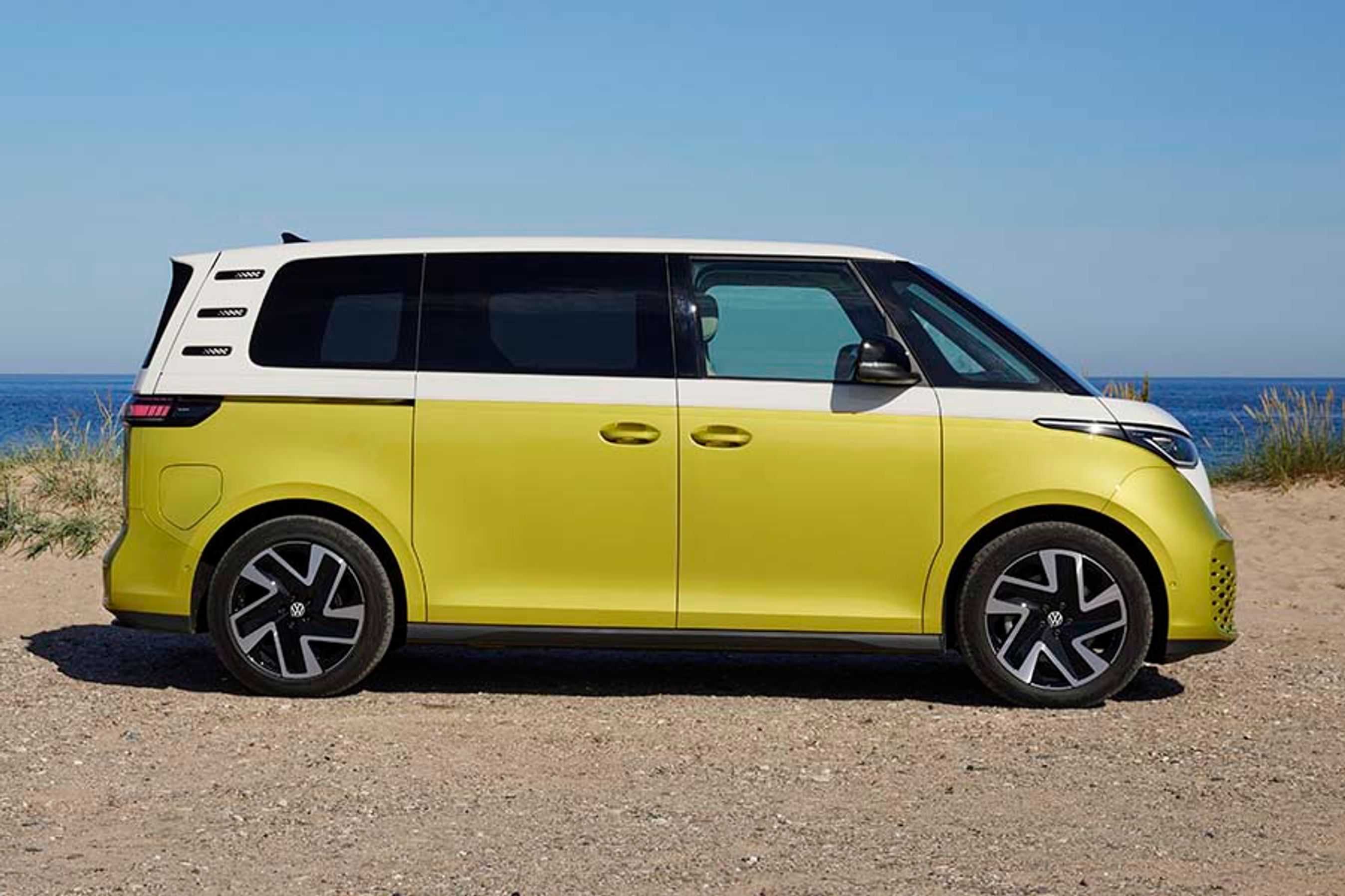 VW ID. Buzz er en herlig bil til en strandtur med god plads til oppakning. En egentlig California-campingudgave er på tegnebrættet, men kommer tidligst i 2025.