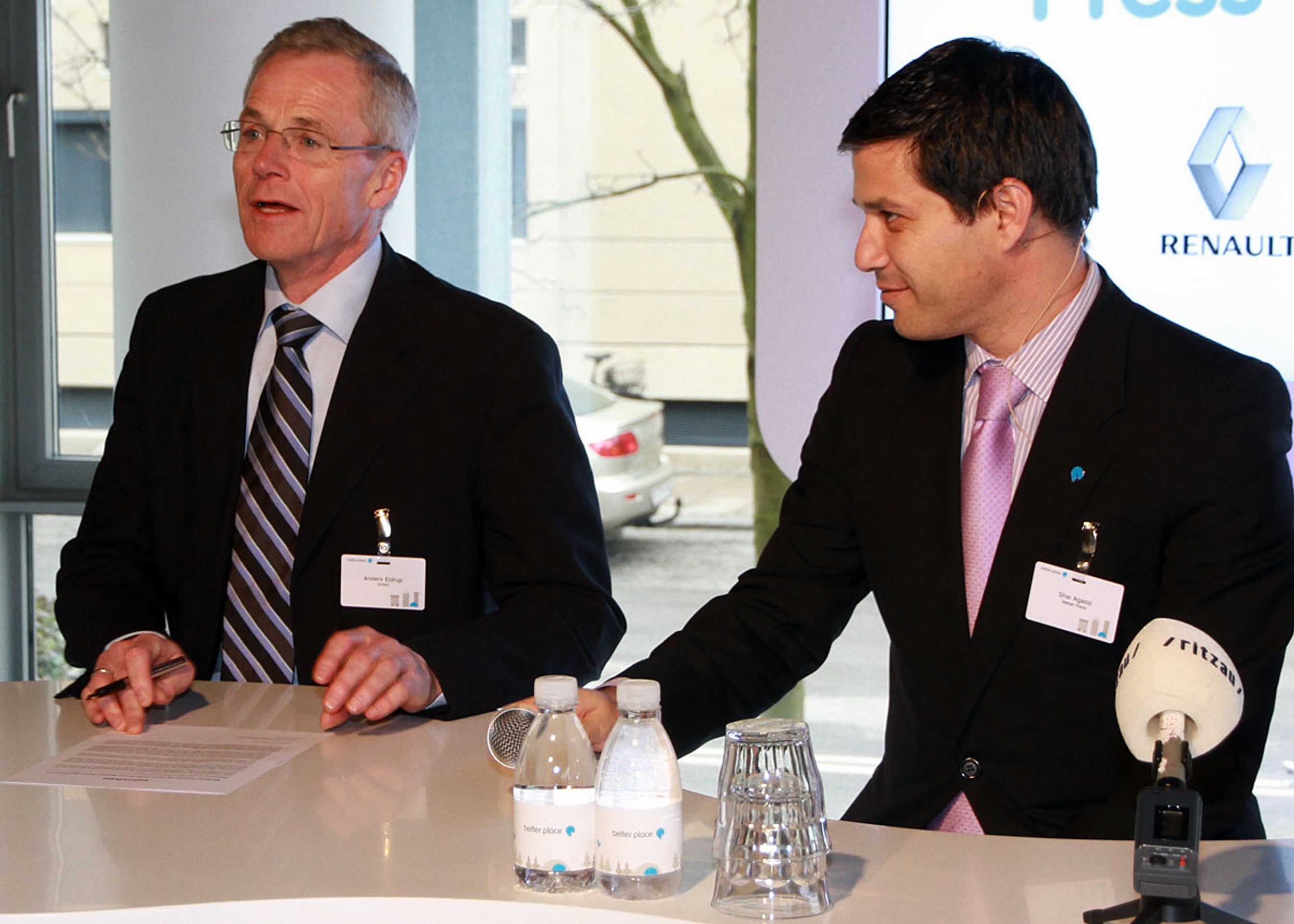 Direktøren for Dong Energy, Anders Eldrup (t.v.), skriver under på den første Fluence Z.E.-elbil fra Renault. Til højre Better Place-chef Shai Agassi.