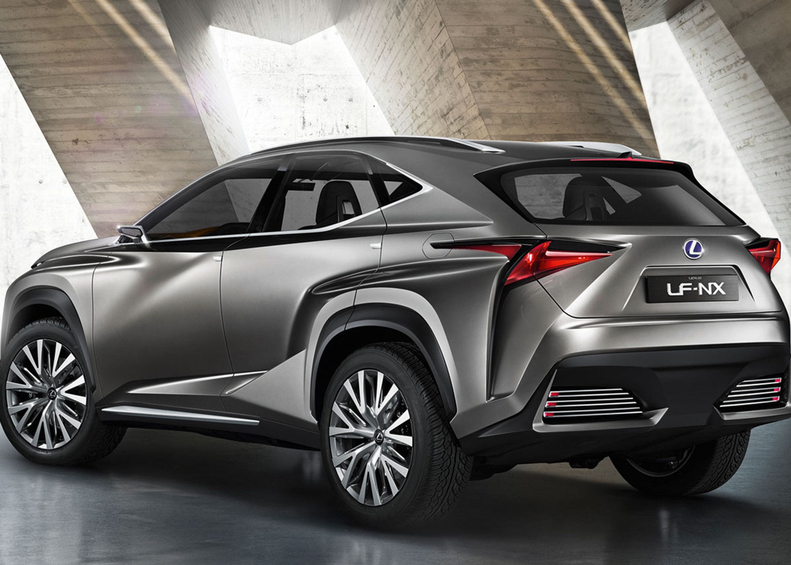 De meget kantede, skulpturelle linjer fortsætter hele vejen rundt. 