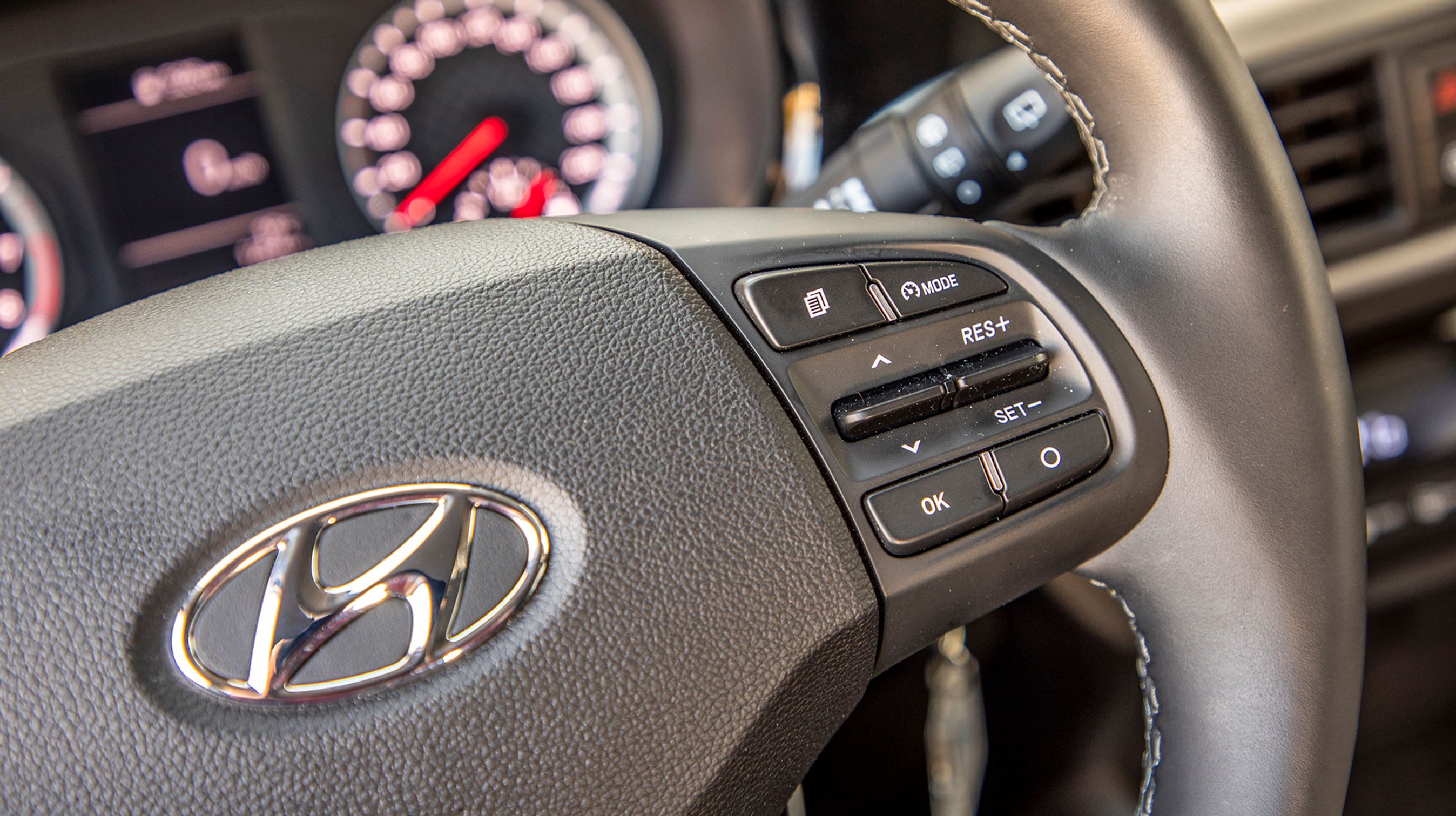 Fartpiloten kan styres fra rattet. Desværre fås den ikke som adaptiv, der selv holder afstand til forankørende.